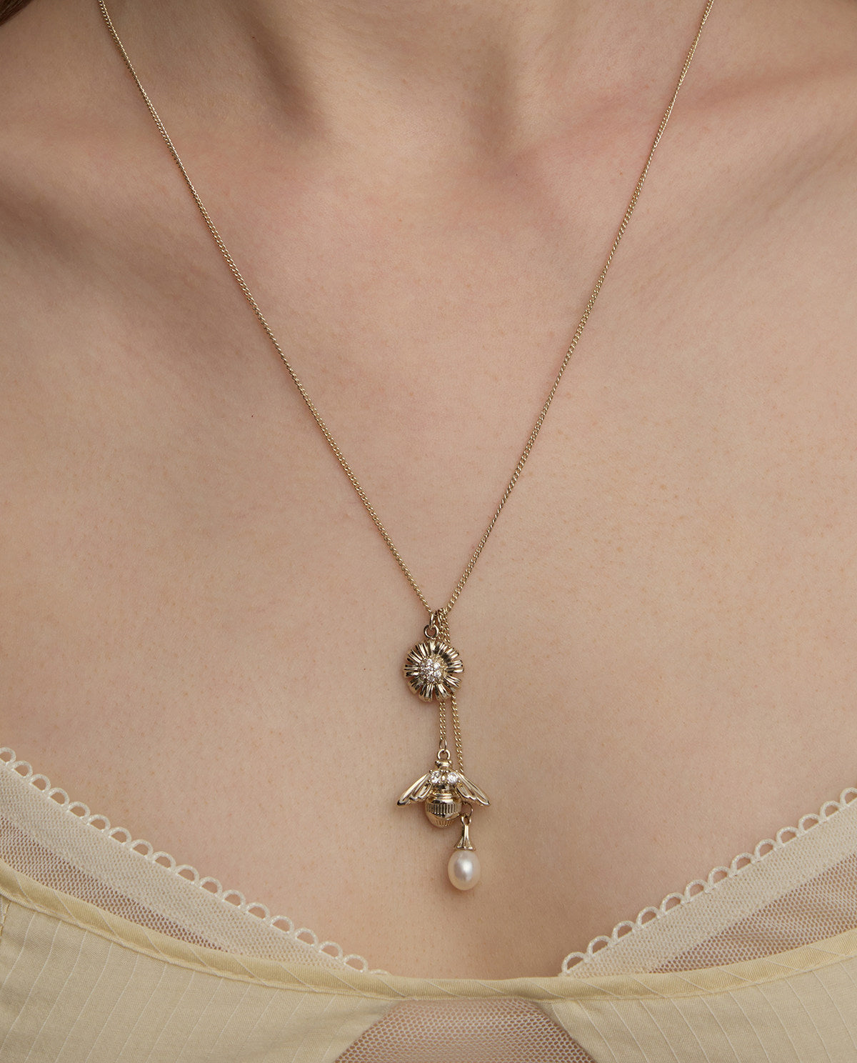 Daisy Bee Freshwater Pearl Tassel Pendant Necklace, Pale Titanium Gold Adjustable Floral Insect Jewelry for Women LUNA-X256