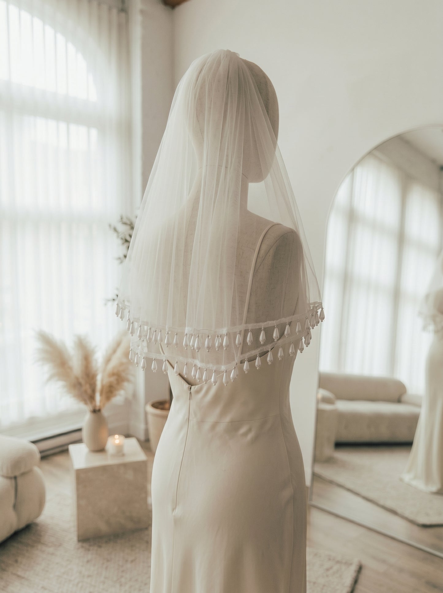 Effortless French Chic Fingertip Veil - 1.6m x 1.6m Single Layer Circle Tulle Veil, Comb-Free Modern Romantic Wedding Veil LUNA-X56