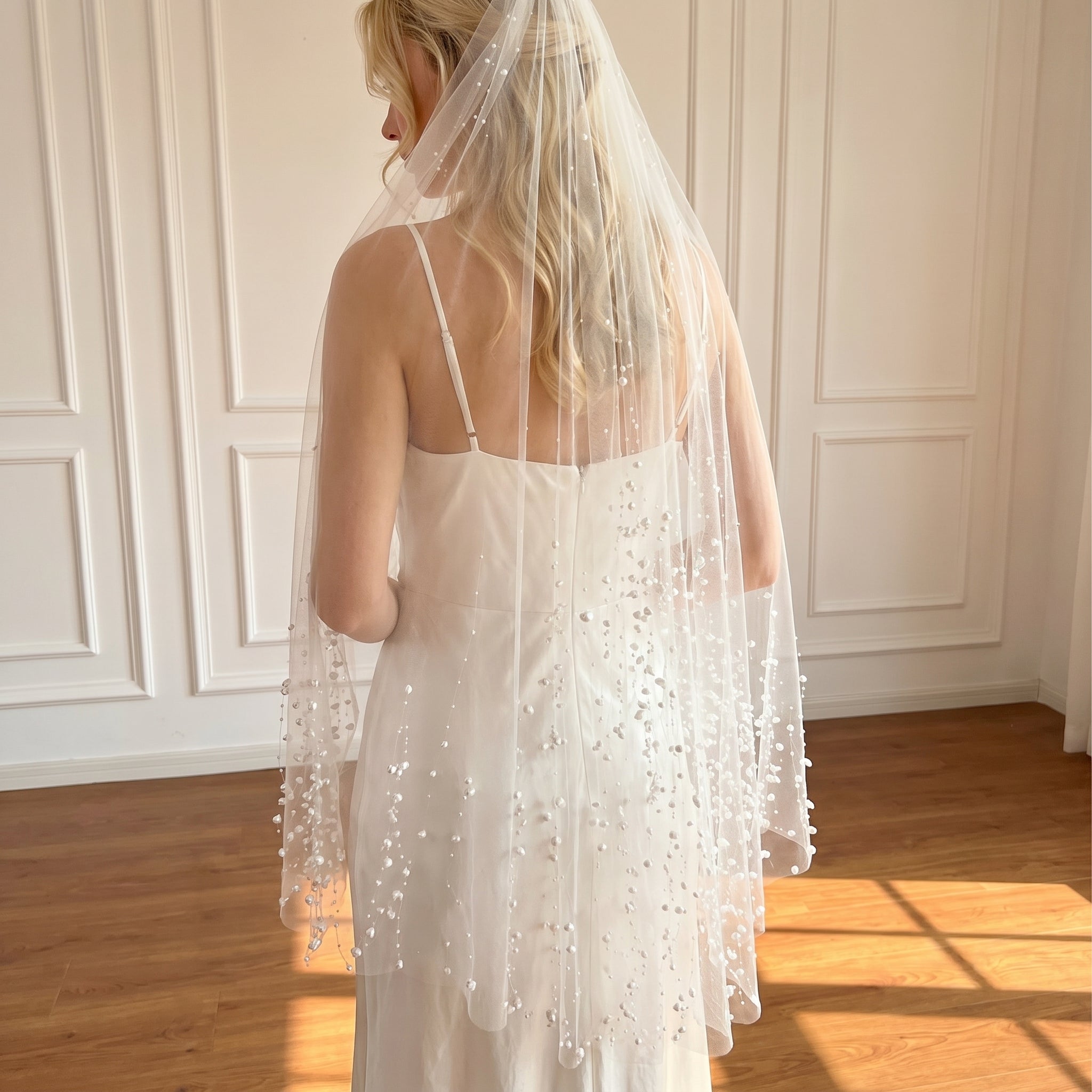 Elegant 1.m Fingertip Wedding Veil - Soft Romantic Tulle with Exquisite Floral Lace Border, No Comb for Styling Freedom LUNA-X04