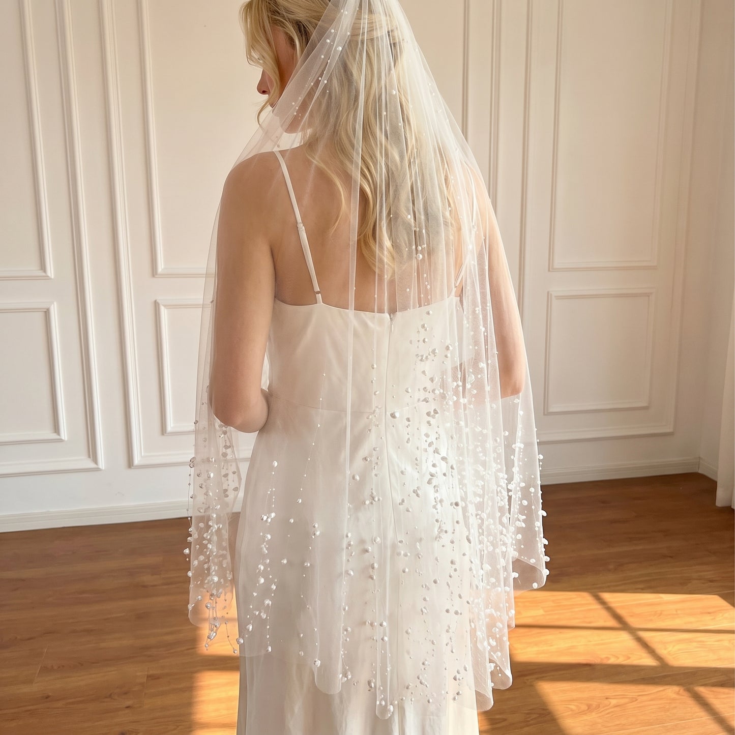 Elegant 1.5m Fingertip Wedding Veil - Soft Romantic Tulle with Exquisite Floral Lace Border, No Comb for Styling Freedom LUNA-X04