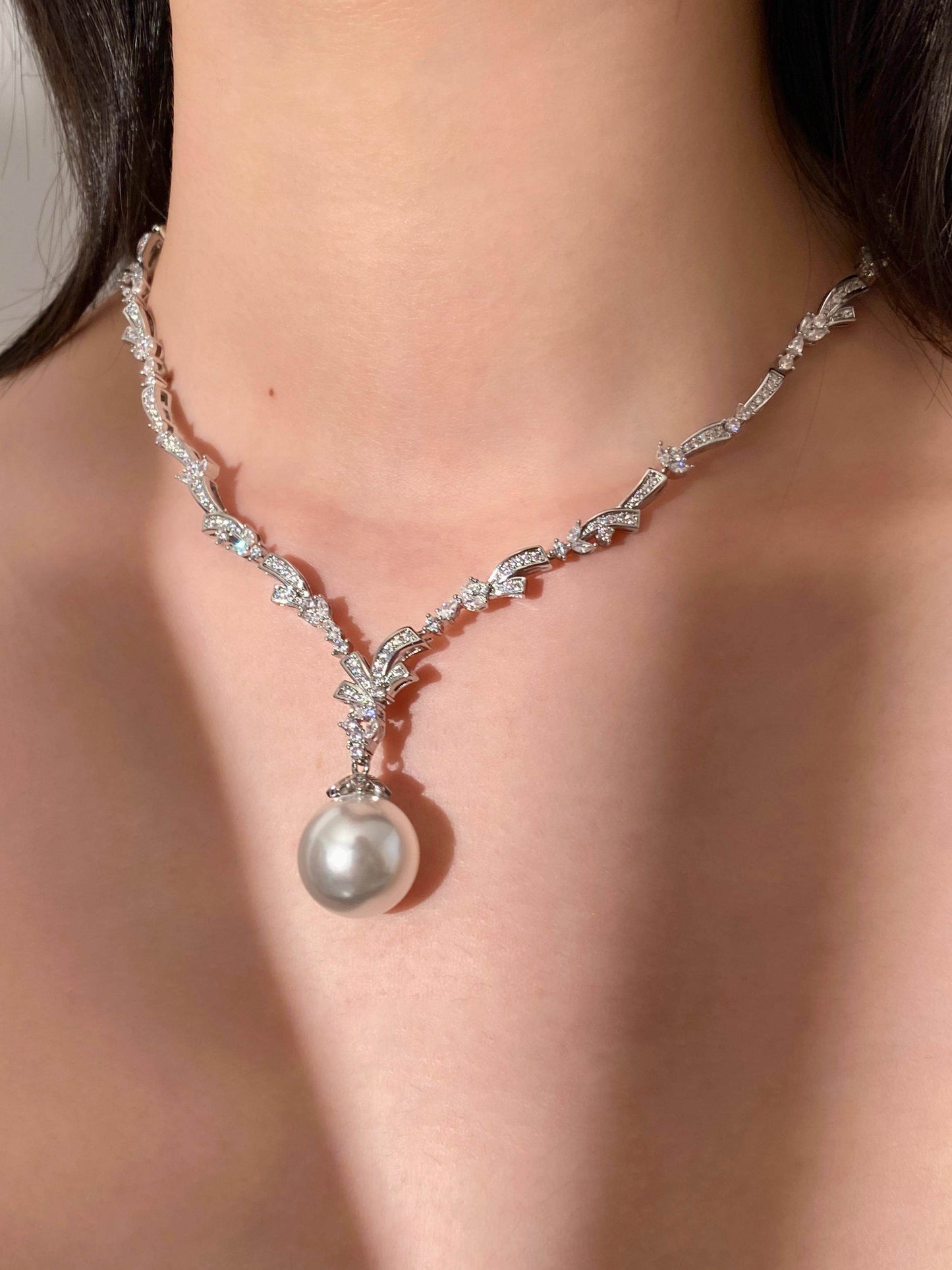 Shimmering Galaxy Cubic Zirconia V Shape Pearl Necklace For Women 14mm & 16mm Australian White Shell Pearl Adjustable 38+6cm Chain Luxury Wedding Banquet Formal Statement Jewelry Gift For Ladies Bride Mom  LUNA-X285
