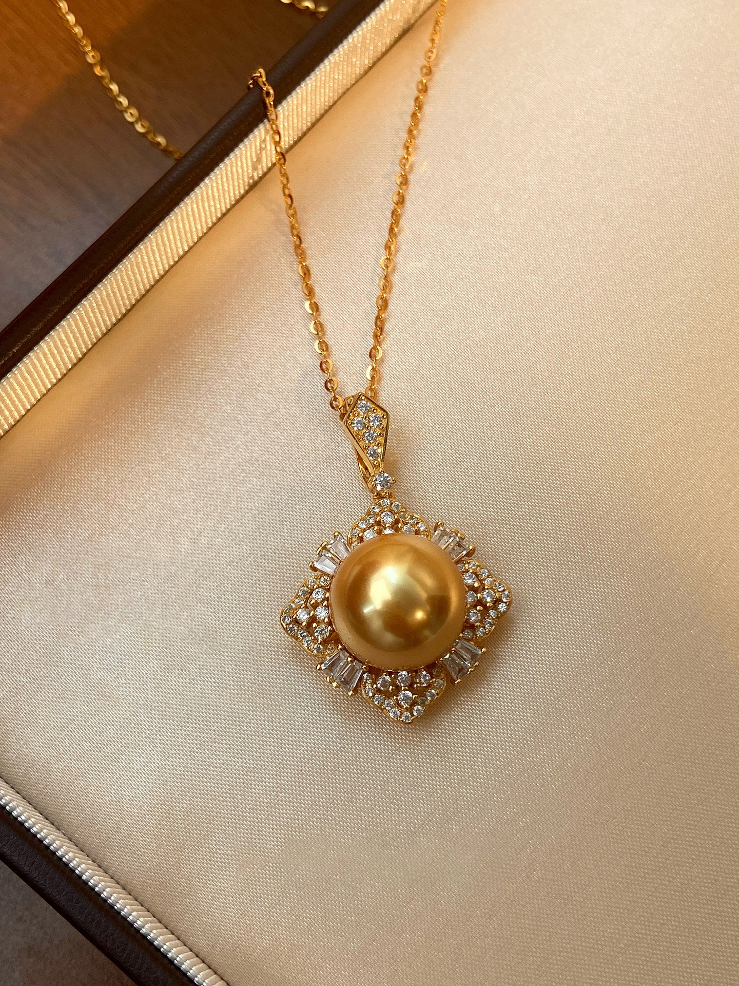 Square Halo Cubic Zirconia Pearl Pendant Necklace For Women Mother-of-Pearl South Sea Golden & Cool White Pearl Adjustable Chain With 5cm Extender Luxury Wedding Banquet Formal Jewelry Gift For Ladies Mom Bride  LUNA-X288