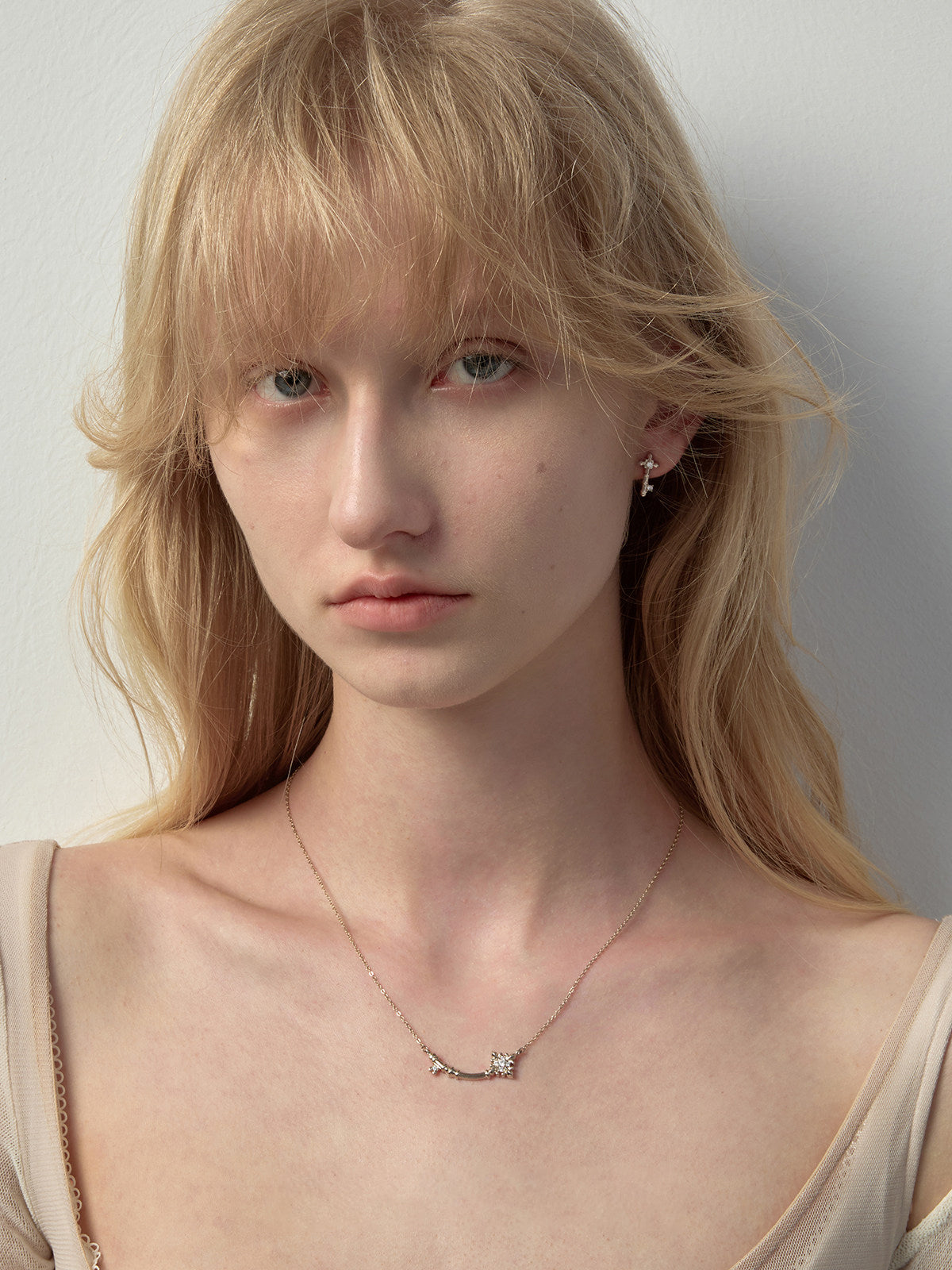 Twisted Star Curved Bar Cubic Zirconia Dainty Pendant Necklace, Minimalist K Gold Adjustable Choker for Women   LUNA-X250