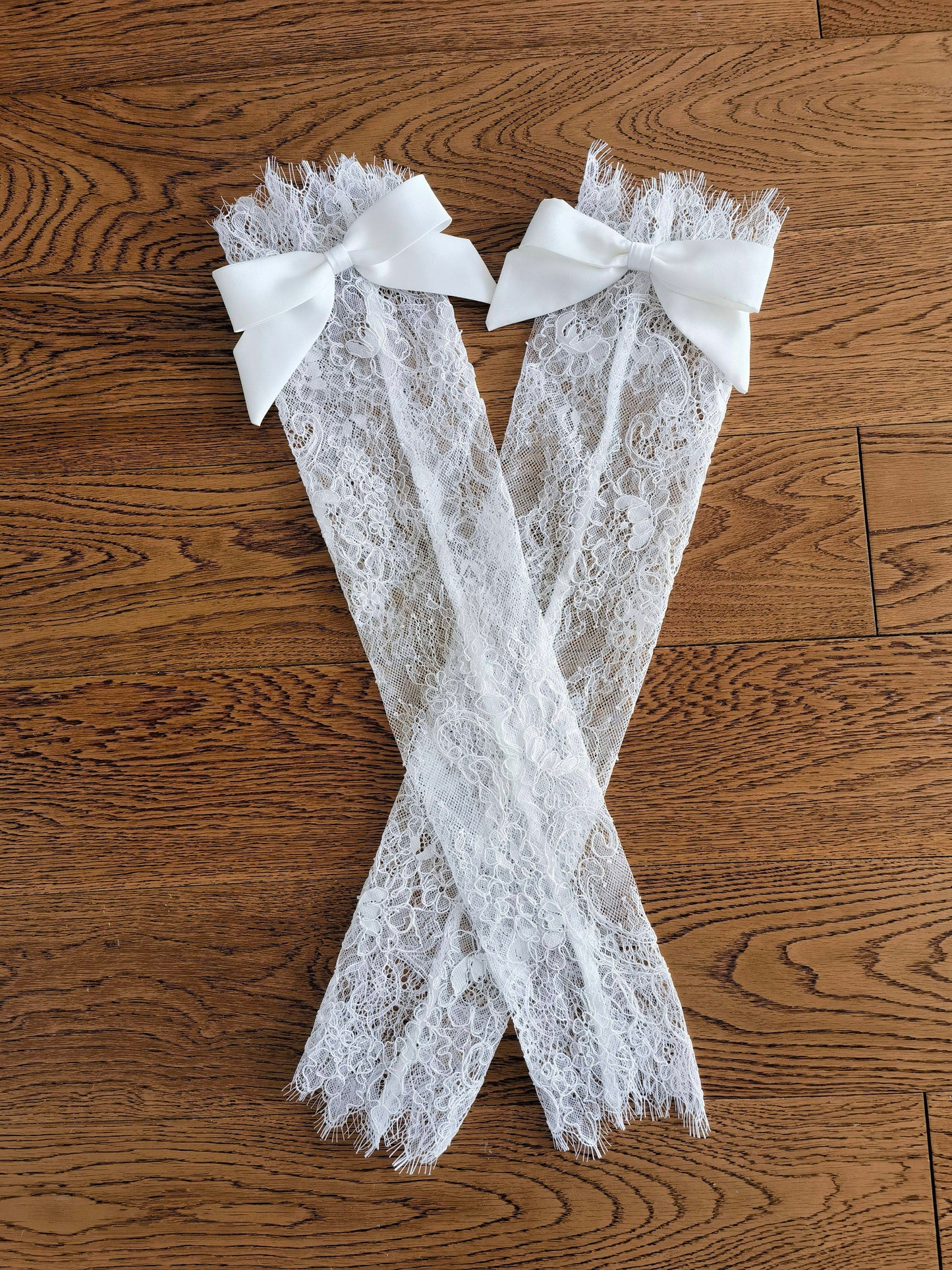 Vintage Coquette Lace Bridal Sleeves - 55cm Detachable Wedding Gloves with Satin Bows - Eyelash Lace Fingerless Arm Cuffs with Elastic Top LUNA-X319