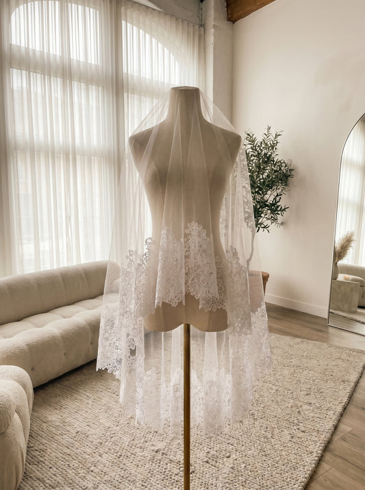 90s Vintage Aesthetic Fingertip Drop Veil - 1.6m x 1.6m Single Layer Soft Tulle Veil, Comb-Free Anti-Bride Short Wedding Veil  LUNA-X52