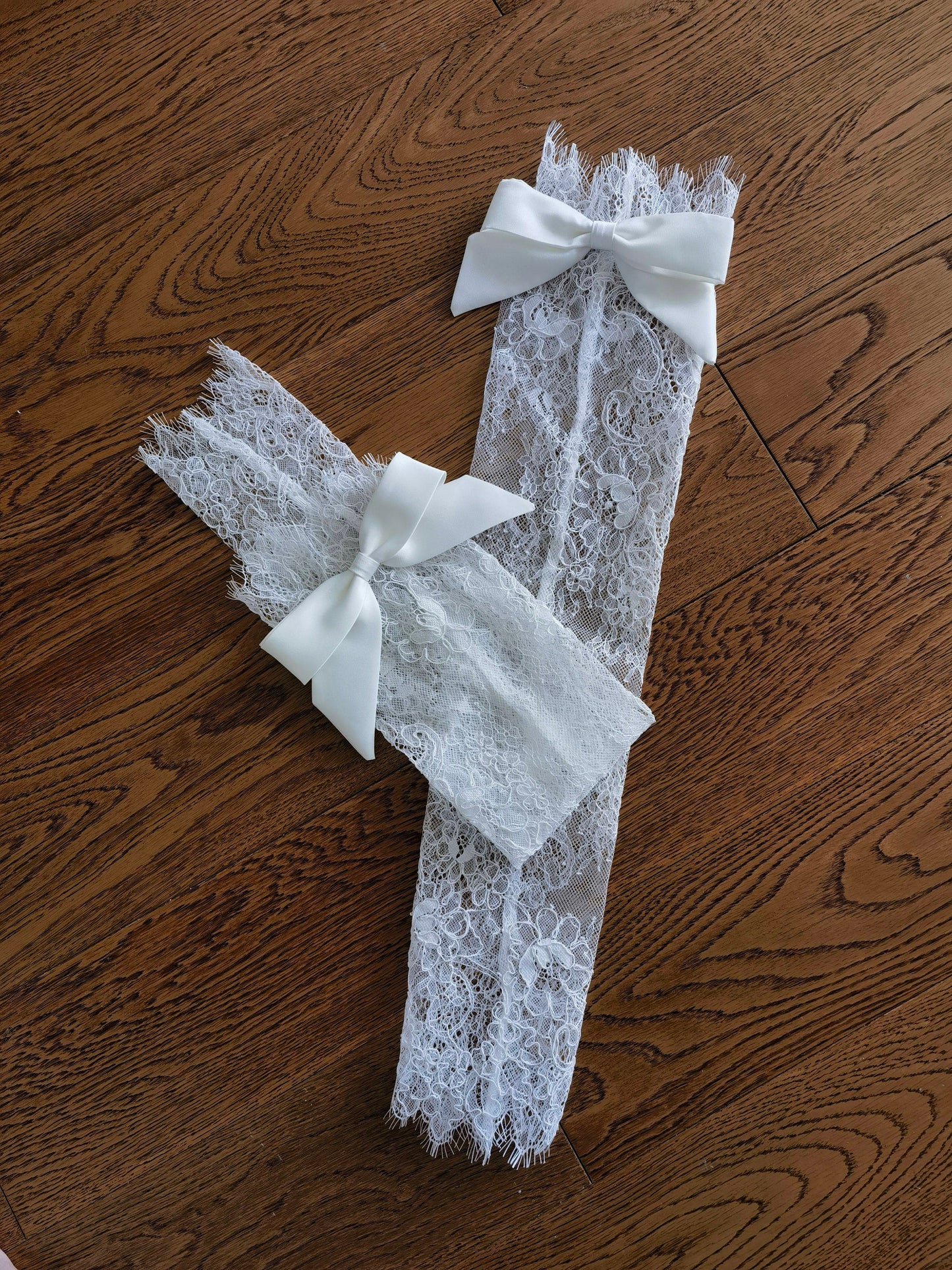 Vintage Coquette Lace Bridal Sleeves - 55cm Detachable Wedding Gloves with Satin Bows - Eyelash Lace Fingerless Arm Cuffs with Elastic Top LUNA-X319