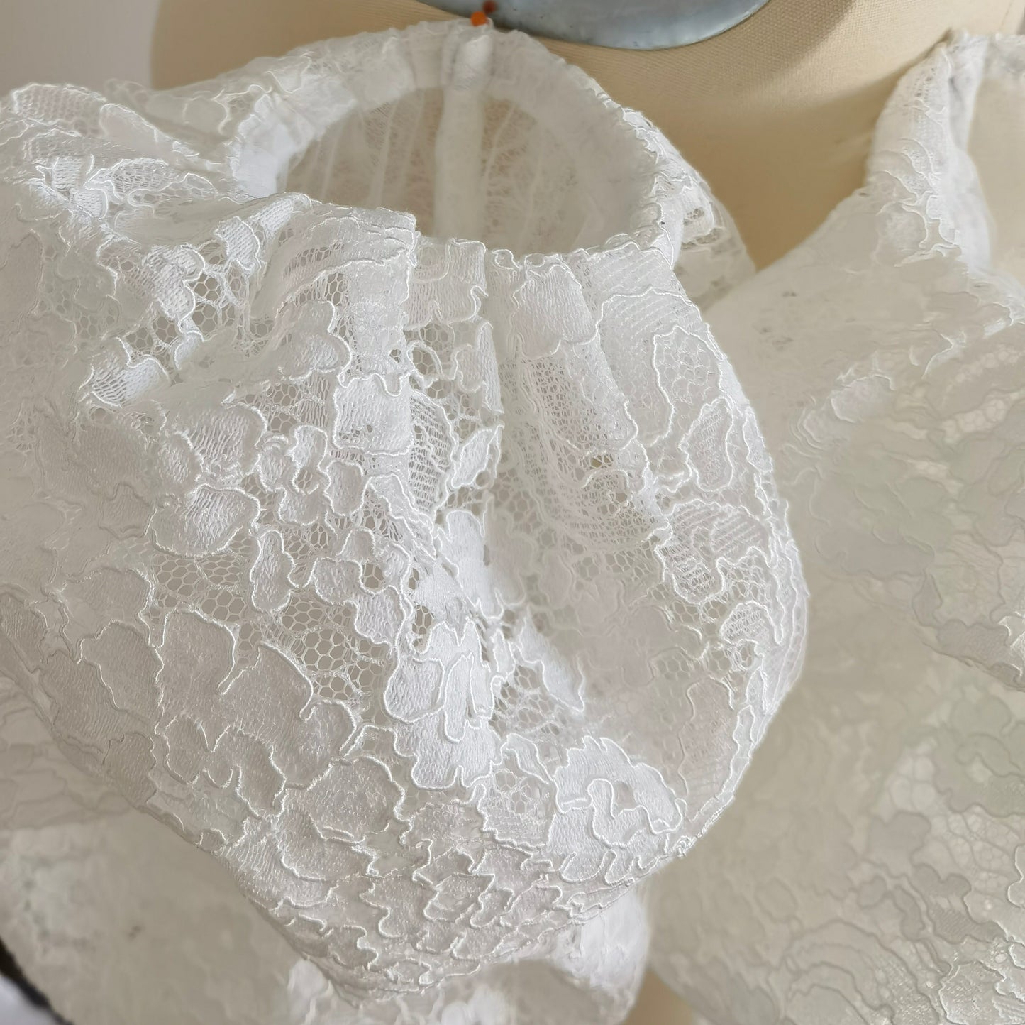 Detachable Lace Bridal Puff Sleeves - 55cm Vintage Victorian Wedding Gloves - Statement Fingerless Eyelash Lace Arms Cuffs with Elastic Top  LUNA-X322
