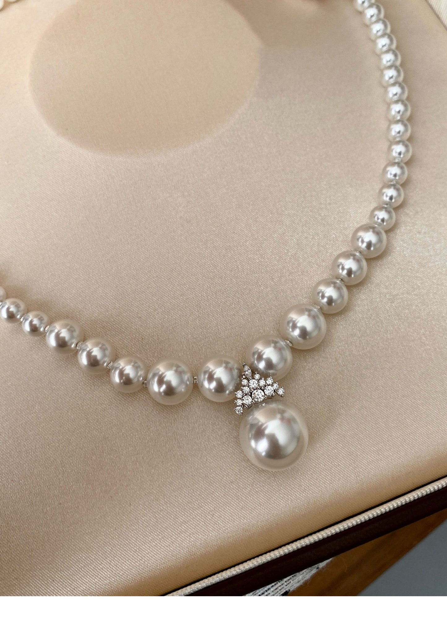 Vintage V-Shape Australian White Pearl Necklace for Women, Gradient Cool Luster Pearl Strand with Sparkling Cubic Zirconia Drop Pendant Adjustable 45+5cm Collarbone Chain Wedding Bridal Formal Fine Jewelry Gift  LUNA-X293