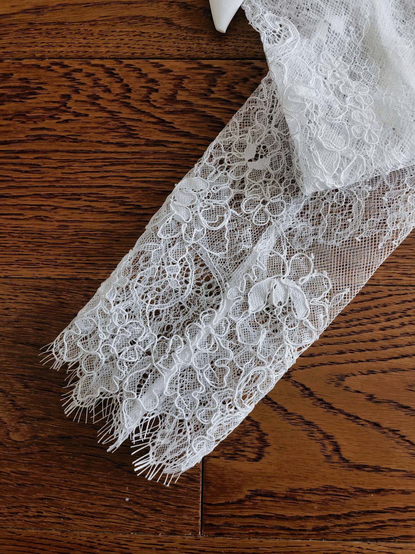 Vintage Coquette Lace Bridal Sleeves - 55cm Detachable Wedding Gloves with Satin Bows - Eyelash Lace Fingerless Arm Cuffs with Elastic Top LUNA-X319