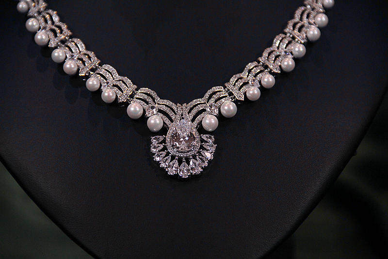 Royal V-Shaped Imitation Pearl Bridal Jewelry Set, Luxury Platinum Plated AAA Zircon Teardrop Choker Necklace & Marquise Statement Earrings Set LUNA-X166