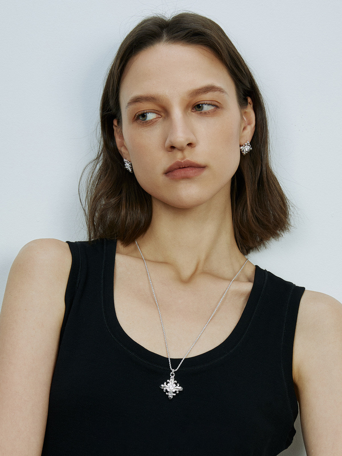 Vintage French Fleur-de-Lis Iris Flower Necklace 60cm Long Chain Synthetic Zircon Pendant Elegant Women Daily Wedding Jewelry  LUNA-X248
