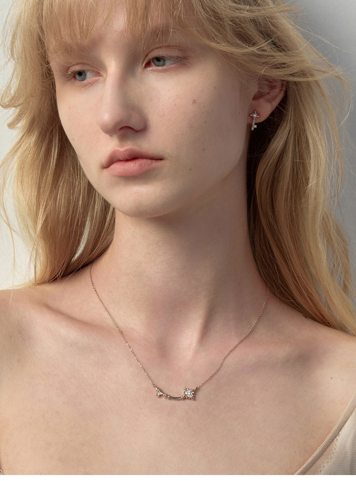 Twisted Star Curved Bar Cubic Zirconia Dainty Pendant Necklace, Minimalist K Gold Adjustable Choker for Women   LUNA-X250