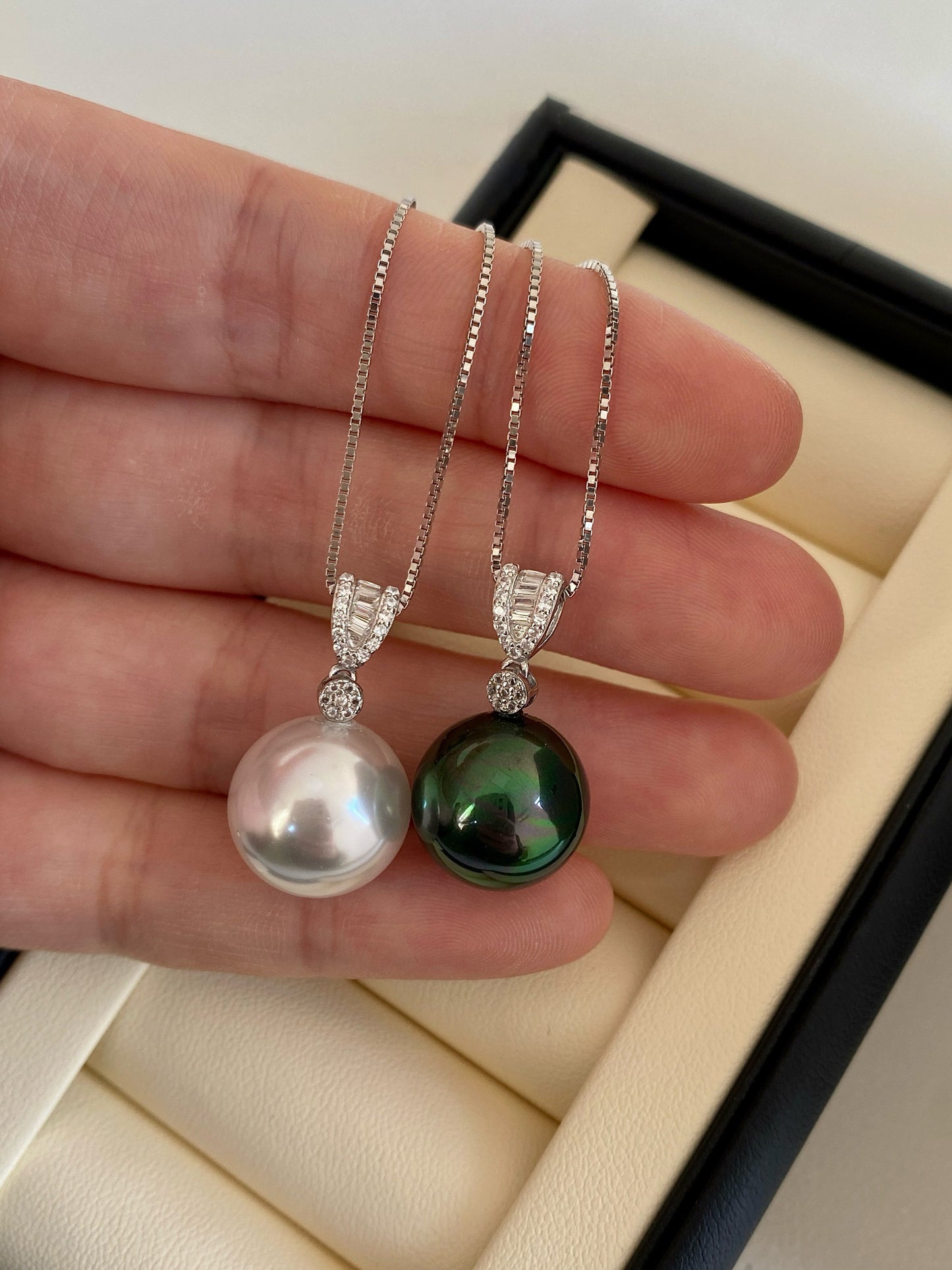 S925 Sterling Silver Cubic Zirconia Pearl Pendant Necklace For Women 14mm Two Tones Peacock Black & Cool White Shell Pearl Adjustable 40+5cm Box Chain Luxury Wedding Formal Jewelry Gift For Ladies Mom LUNA-X284
