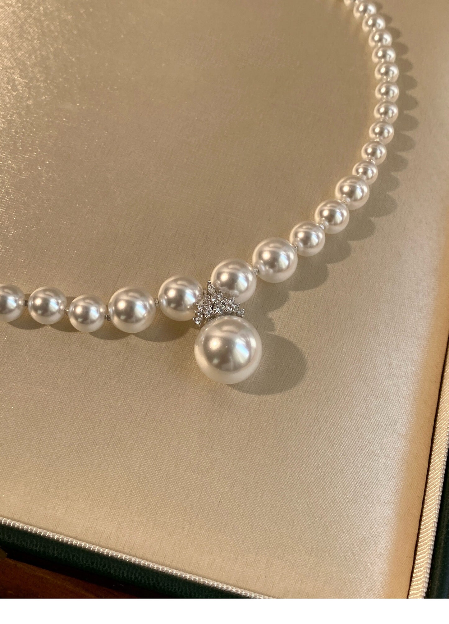 Vintage V-Shape Australian White Pearl Necklace for Women, Gradient Cool Luster Pearl Strand with Sparkling Cubic Zirconia Drop Pendant Adjustable 45+5cm Collarbone Chain Wedding Bridal Formal Fine Jewelry Gift  LUNA-X293