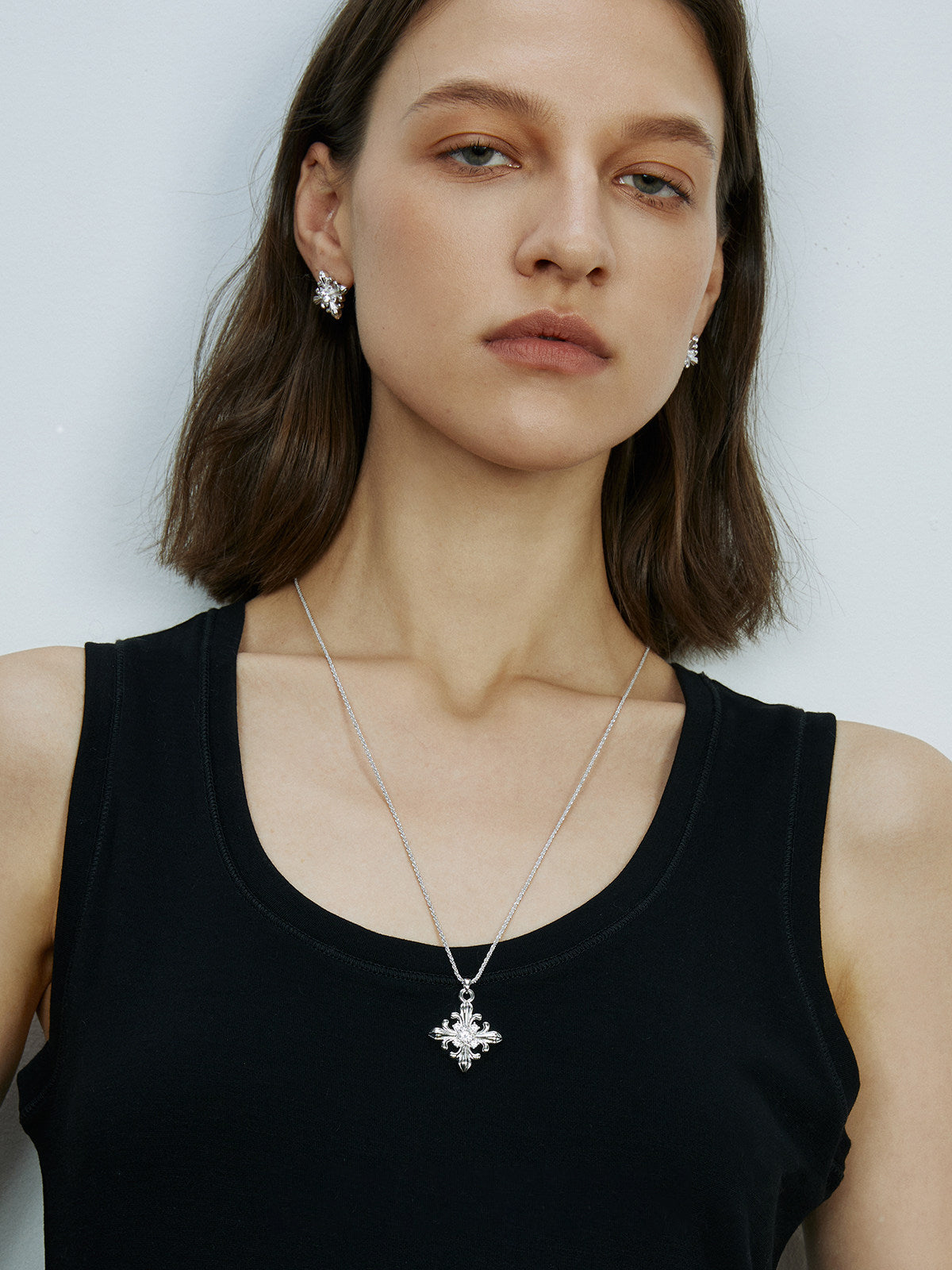 Vintage French Fleur-de-Lis Iris Flower Necklace 60cm Long Chain Synthetic Zircon Pendant Elegant Women Daily Wedding Jewelry  LUNA-X248