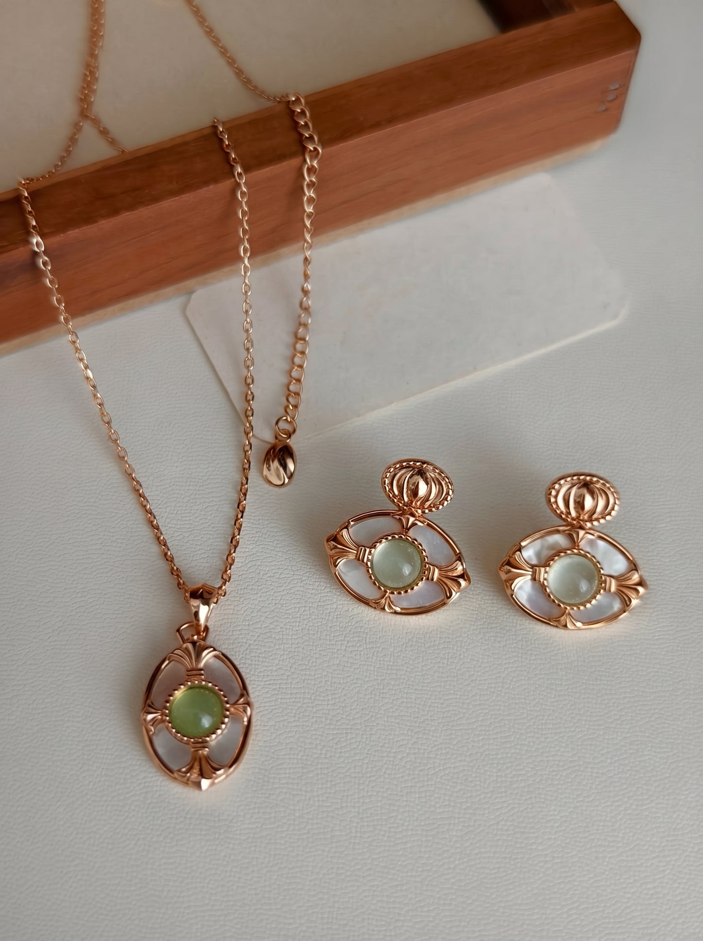 Vintage Oval Green Gem White Mother of Pearl Pendant Necklace 925 Sterling Silver Dainty French Retro Daily Bridal Jewelry Gift   LUNA-X240