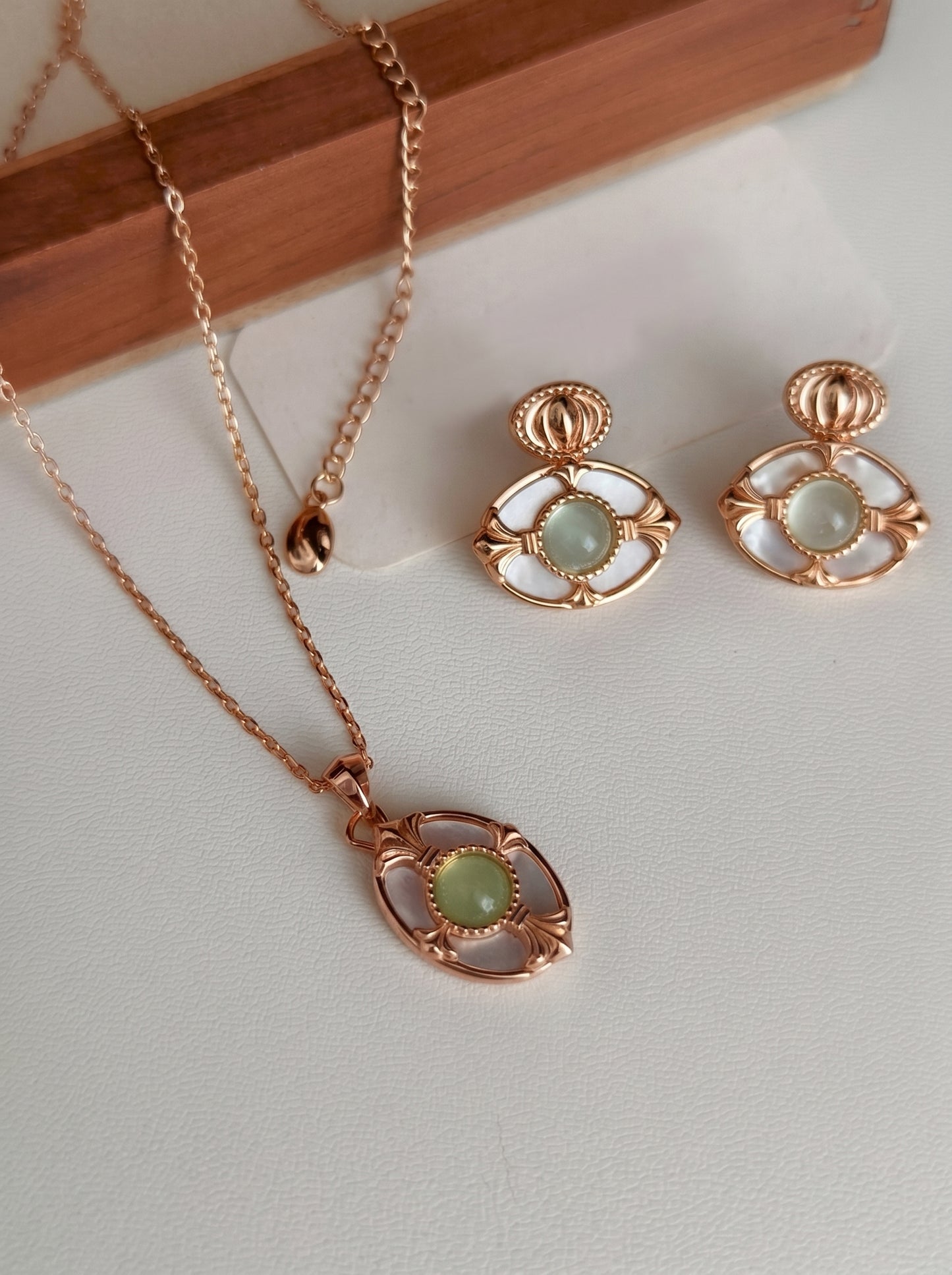 Vintage Oval Green Gem White Mother of Pearl Pendant Necklace 925 Sterling Silver Dainty French Retro Daily Bridal Jewelry Gift   LUNA-X240