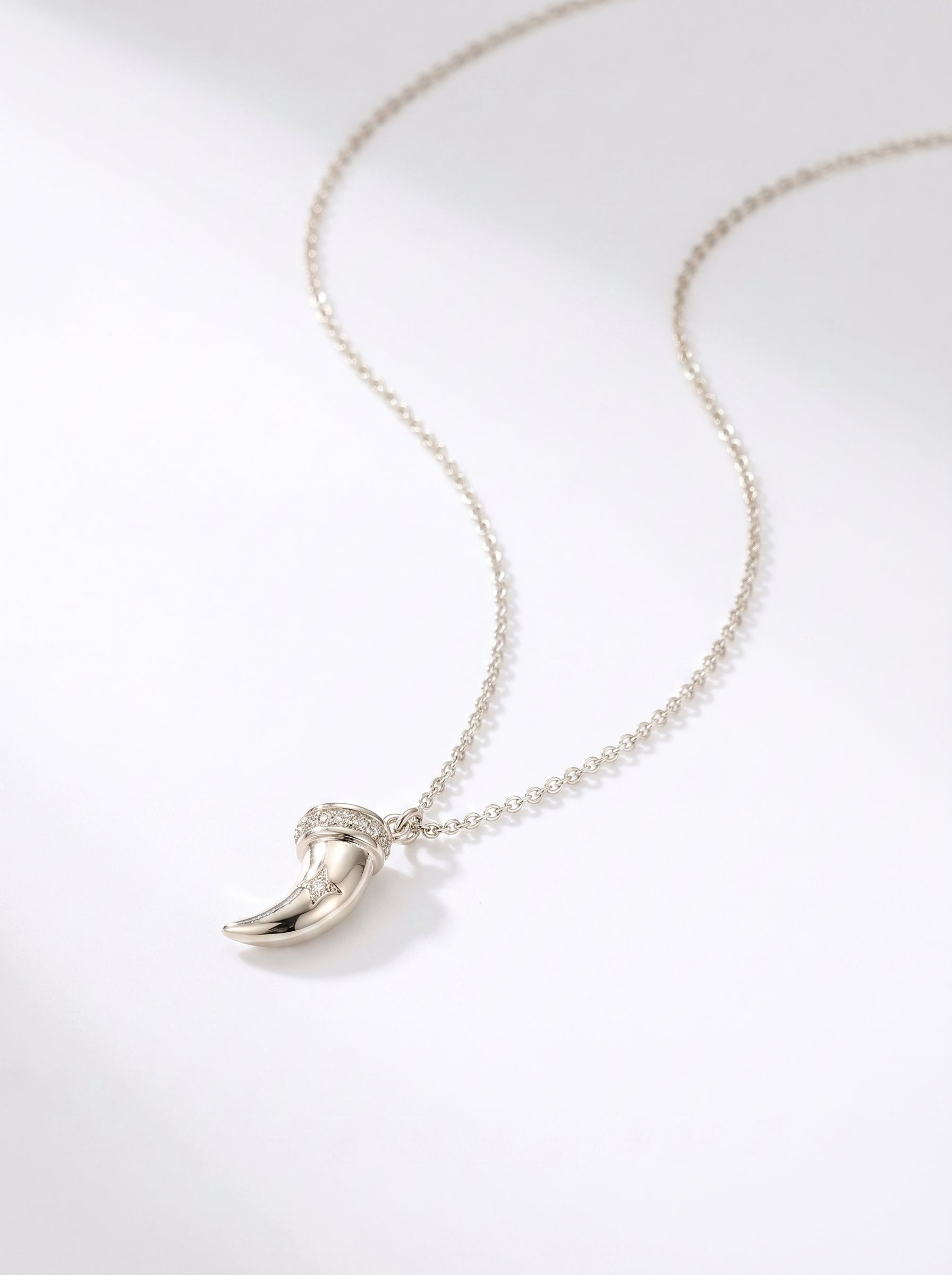 Vintage Horn Pendant Necklace for Women, Four-Point Star Zircon Charm, Adjustable Chain, Two-Tone Light Gold Silver, Retro Layering Daily Jewelry LUNA-X267