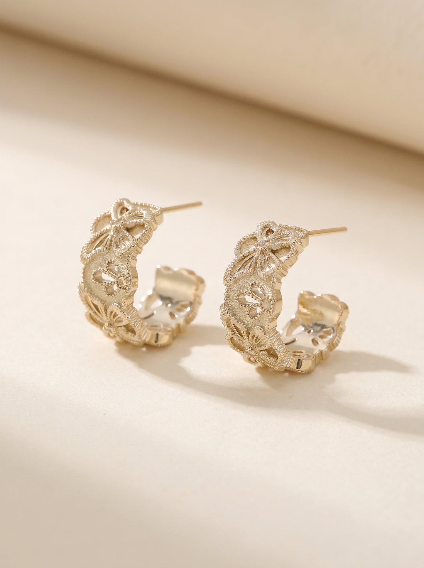 SUN HUNTER Vintage Lace Butterfly Hoop Earrings For Women S925 Silver Post C Shape Hollow Zircon Hoops Two Tone Silver Light Titanium Gold Elegant Retro Statement Jewelry  LUNA-X268