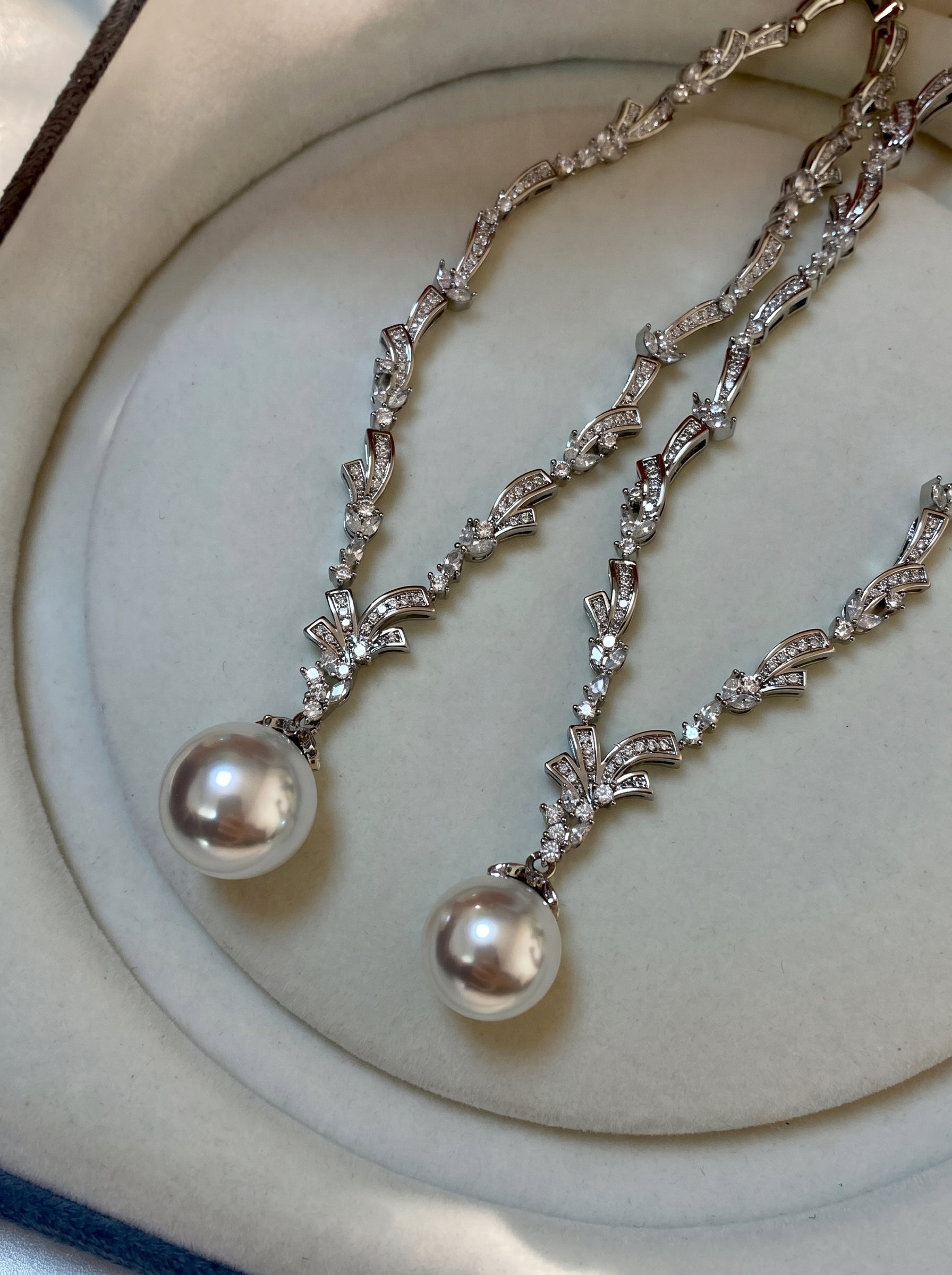 Shimmering Galaxy Cubic Zirconia V Shape Imitation Pearl Necklace For Women, 14mm & 16mm Australian White Shell Imitation Pearl, Adjustable 38+6cm Chain, Luxury Wedding Banquet Formal Statement Jewelry Gift For Ladies Bride Mom  LUNA-X285