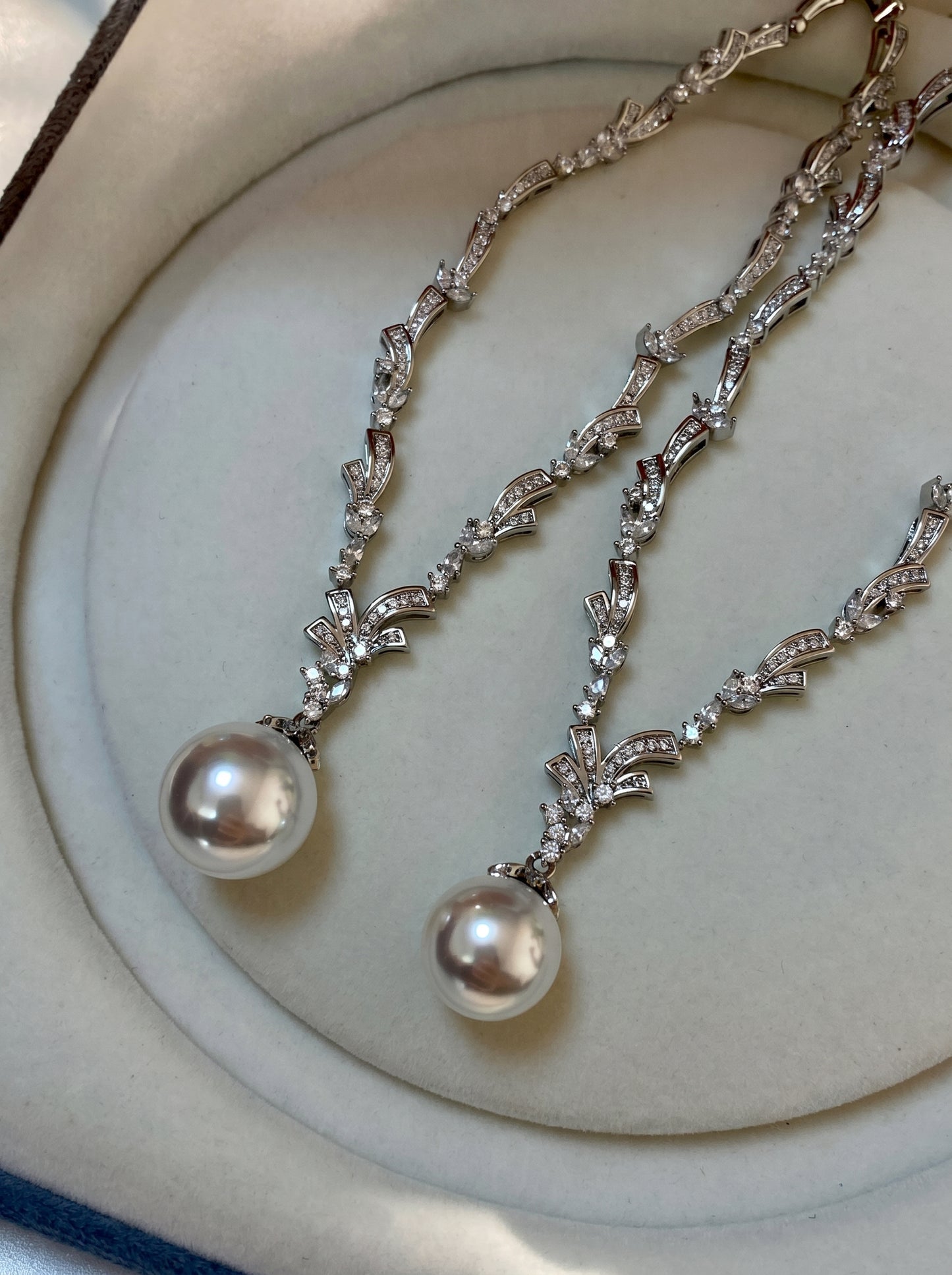 Shimmering Galaxy Cubic Zirconia V Shape Pearl Necklace For Women 14mm & 16mm Australian White Shell Pearl Adjustable 38+6cm Chain Luxury Wedding Banquet Formal Statement Jewelry Gift For Ladies Bride Mom  LUNA-X285