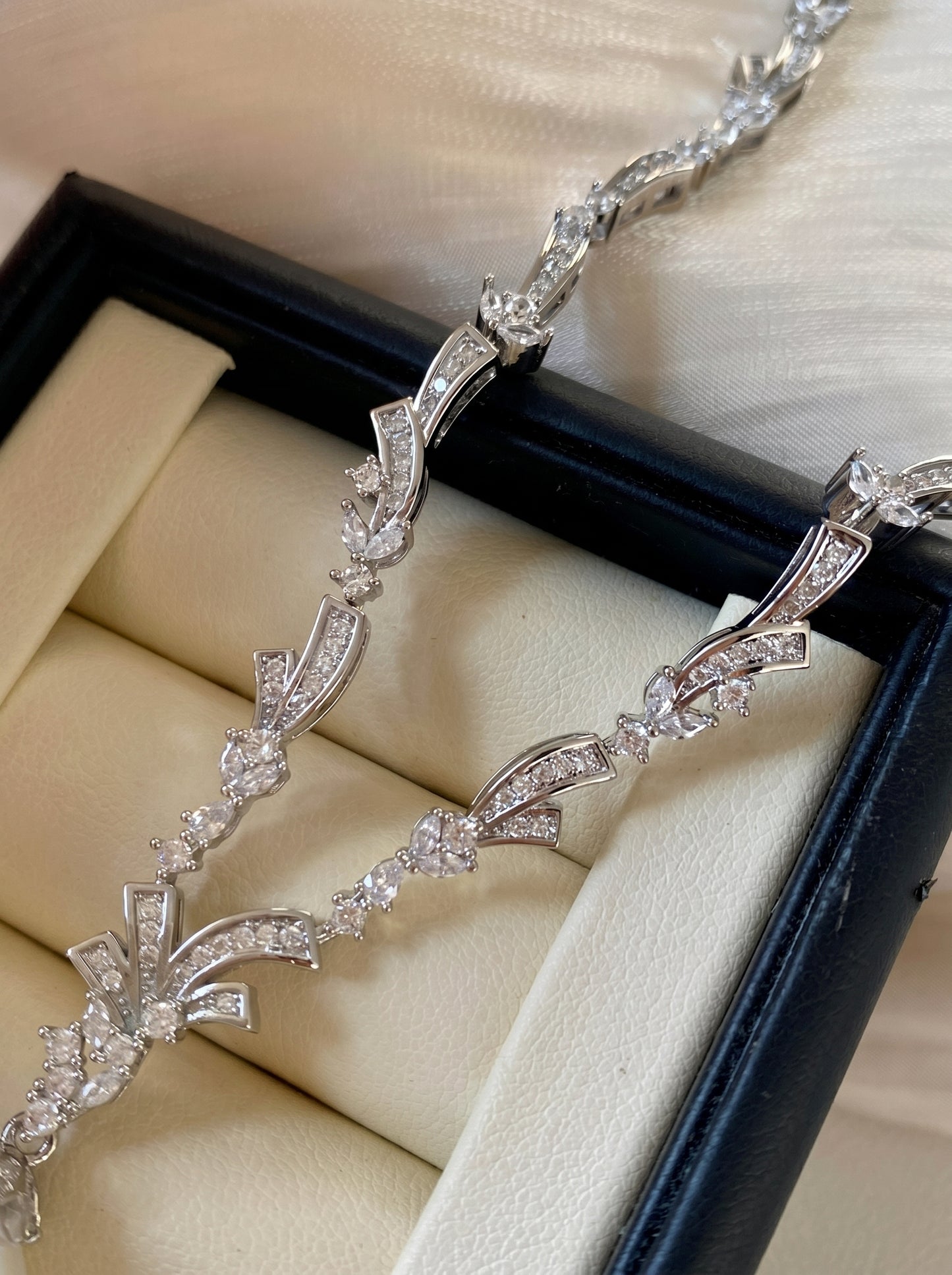 Shimmering Galaxy Cubic Zirconia V Shape Pearl Necklace For Women 14mm & 16mm Australian White Shell Pearl Adjustable 38+6cm Chain Luxury Wedding Banquet Formal Statement Jewelry Gift For Ladies Bride Mom  LUNA-X285