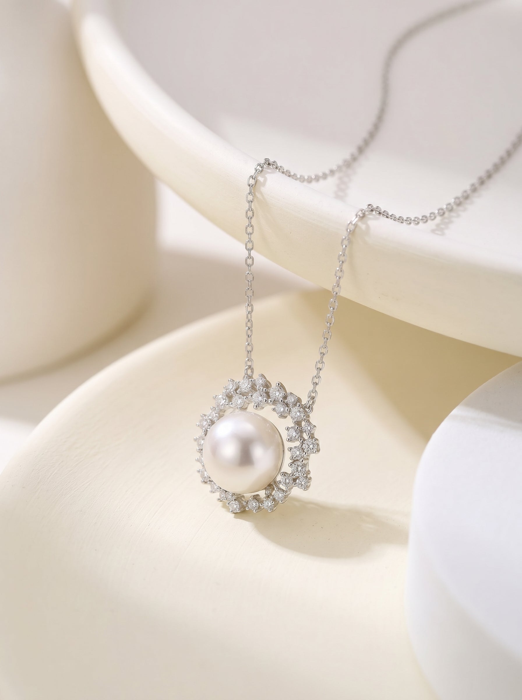 Elegant 12mm Australian White Imitation Pearl Wreath Halo Necklace for Women, Sparkling Cubic Zirconia Pendant Adjustable 40+5cm Chain Bridal Wedding Fine Jewelry Gift LUNA-X290