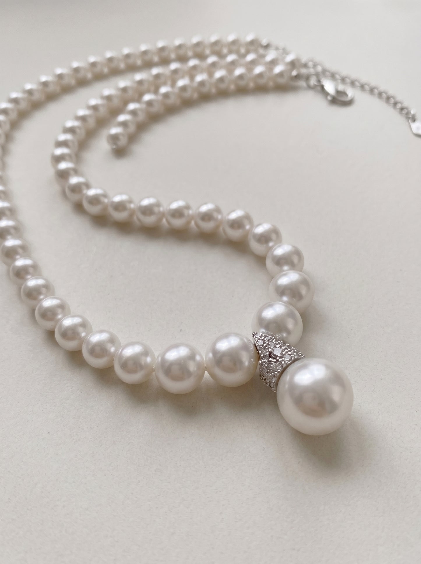 Vintage V-Shape Australian White Pearl Necklace for Women, Gradient Cool Luster Pearl Strand with Sparkling Cubic Zirconia Drop Pendant Adjustable 45+5cm Collarbone Chain Wedding Bridal Formal Fine Jewelry Gift  LUNA-X293