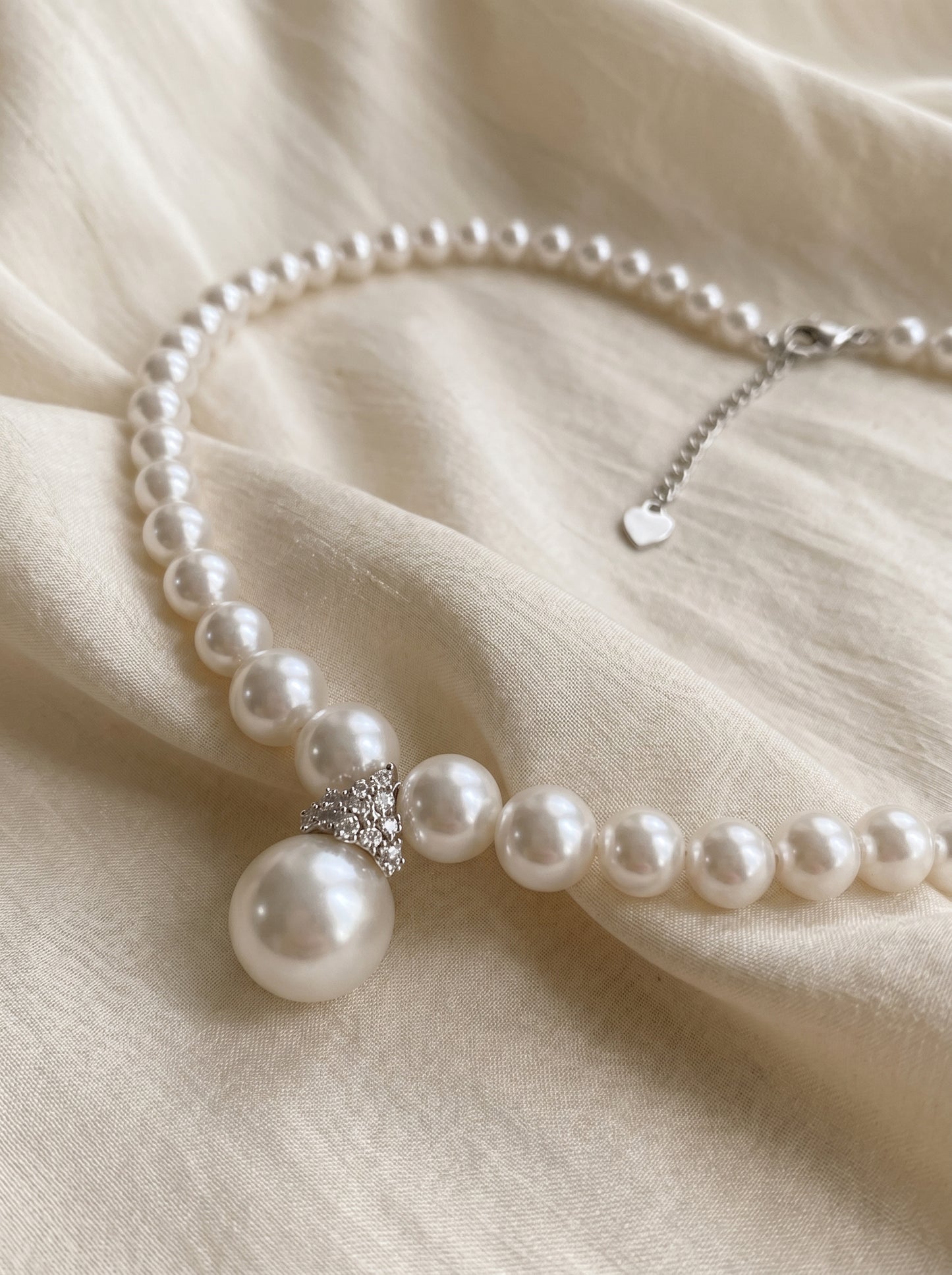 Vintage V-Shape Australian White Pearl Necklace for Women, Gradient Cool Luster Pearl Strand with Sparkling Cubic Zirconia Drop Pendant Adjustable 45+5cm Collarbone Chain Wedding Bridal Formal Fine Jewelry Gift  LUNA-X293