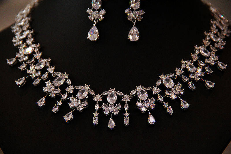 Dreamy Teardrop Zircon Bridal Jewelry Set | Drop Necklace & Dangle Earrings for Wedding  LUNA-X145