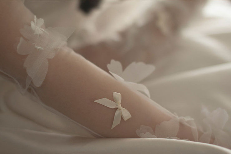 Ethereal Butterfly Tulle Bridal Gloves - 70cm Ultra Long Off-White Wedding Gloves with 3D Flutter Bows - Dramatic Fairycore Opera Runway Mittens LUNA-X315