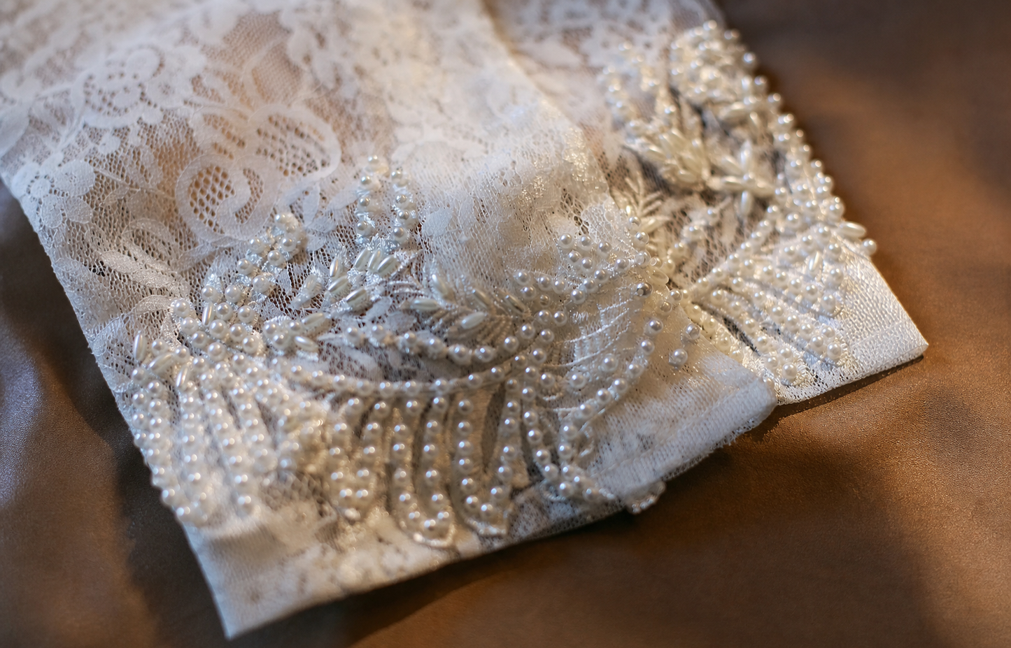 Elegant 50cm Opera Length Lace Bridal Gloves, French Romantic Wedding Gloves with Hand-Stitched Exquisite Pearl Embellishments LUNA-X179