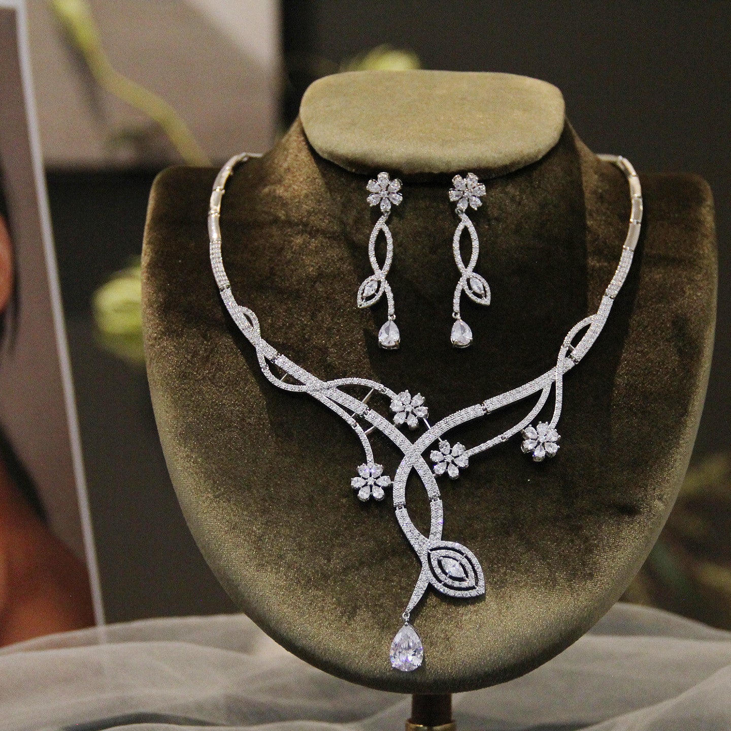 Luxury Marquise Zircon Ice Cascade Bridal Jewelry Set White-Tone Plated Radiant Leaf Tennis Necklace & 5.2cm Dramatic Dangle Earrings Set for Wedding, Prom & Gala LUNA-X156