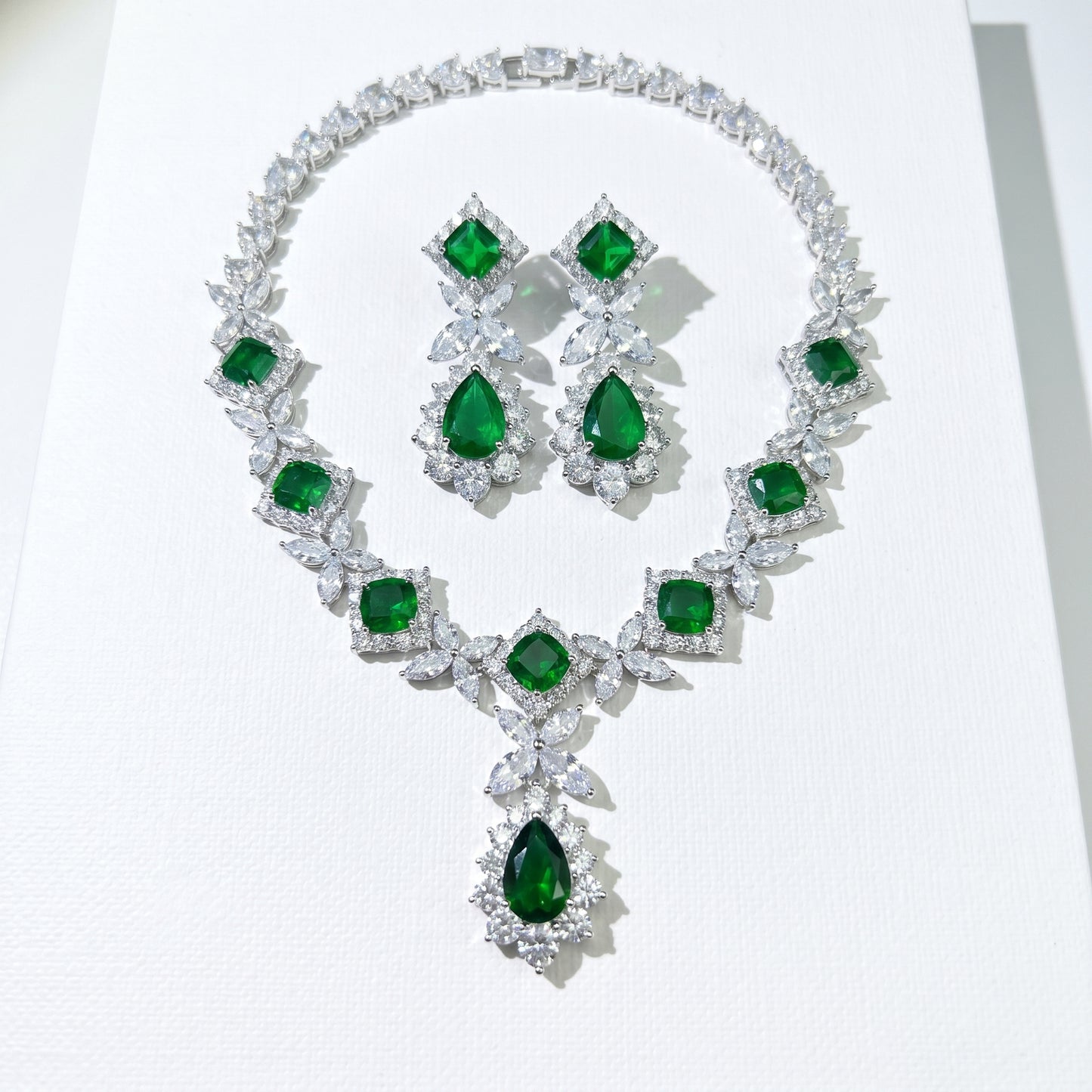 "Hollywood Heritage" Vintage Pear-Cut Wedding Jewelry Set Radiant Cluster Leaf Choker & Luxury Teardrop Evening Earrings Duo LUNA-X161