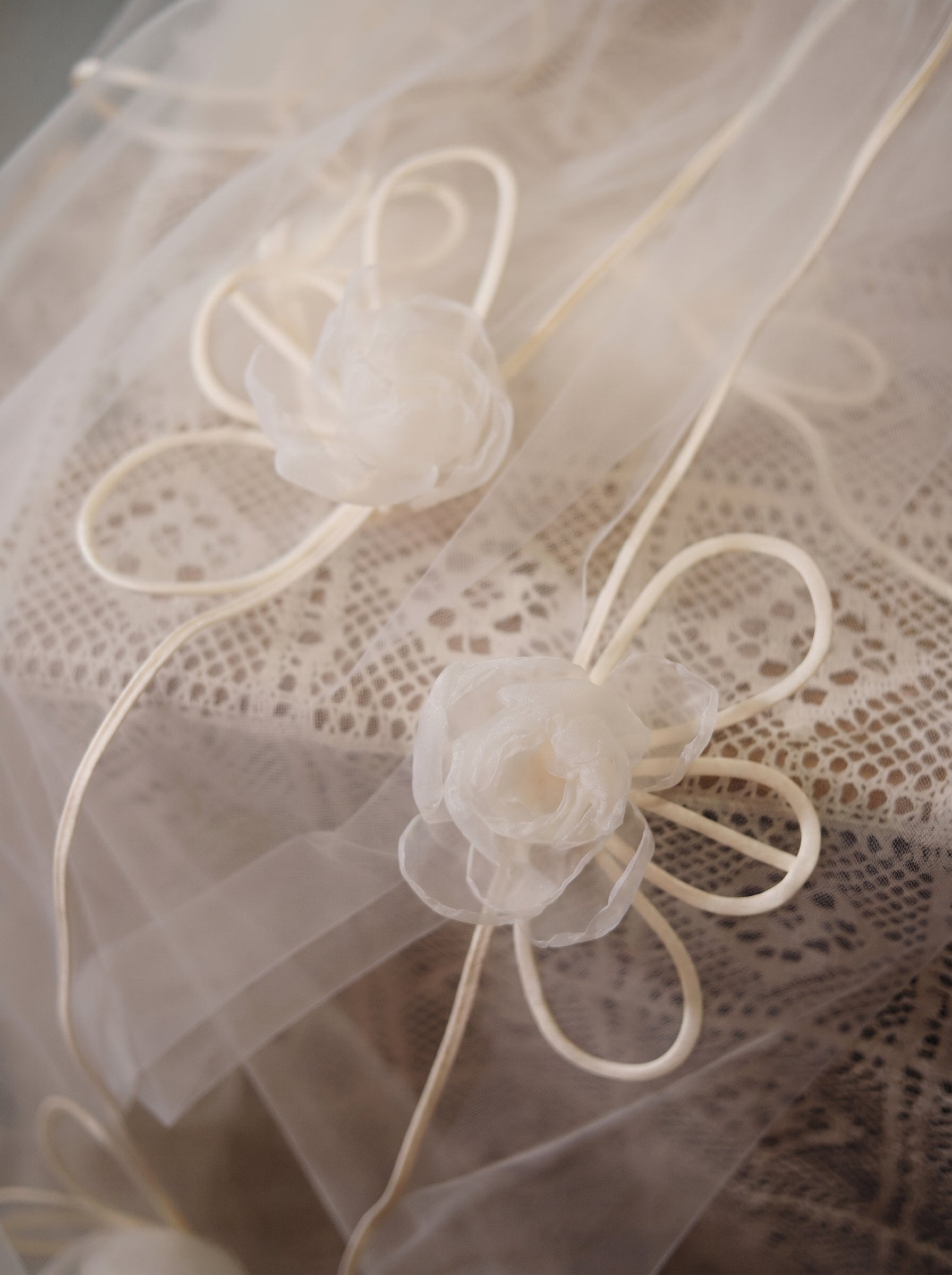 Whimsical 3D Floral Bridal Set - 160cm Winding Vine Wedding Veil & 50cm Organza Rose Opera Gloves - Romantic Cottagecore Bride Accessories  LUNA-X333