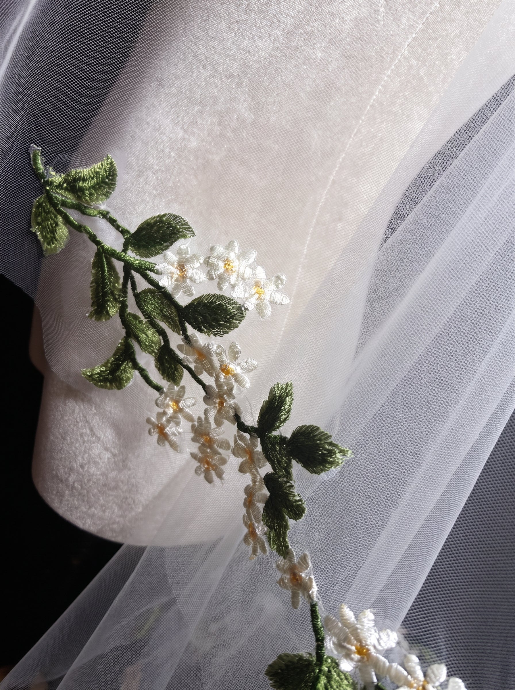 Boho Woodland Embroidered Wedding Veil with Comb - Single Tier Green Leaves & White Floral Bridal Veil, Elegant Fingertip Length Soft Tulle Veil LUNA-X338