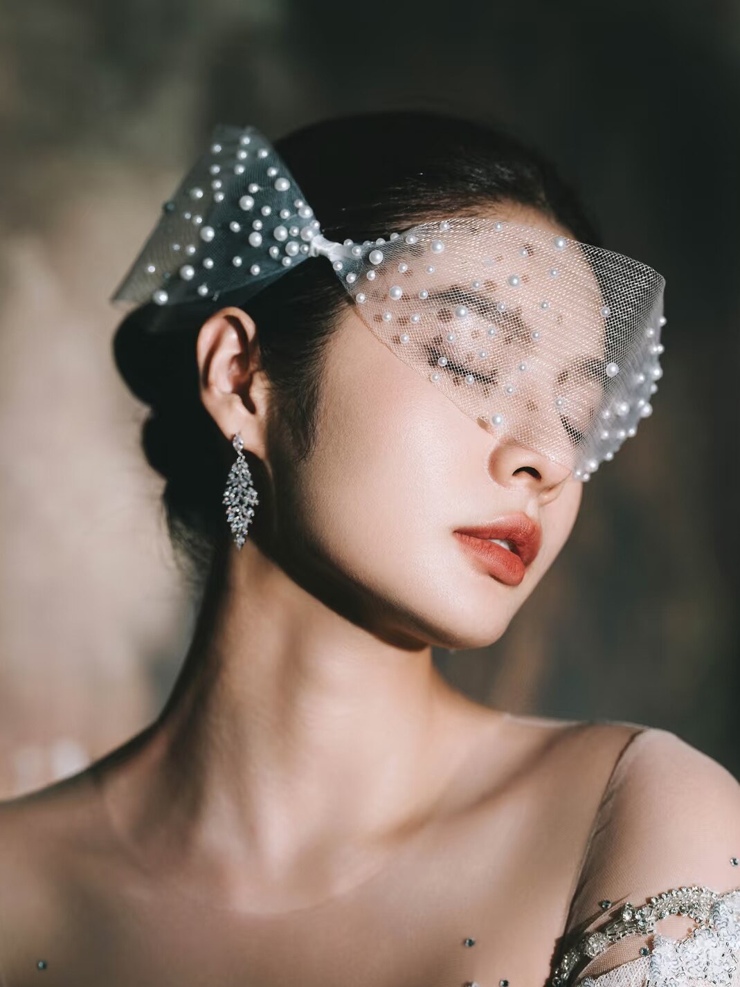 Glamorous Pearl Birdcage Veil with Statement Bow - Modern Vintage Blusher Veil, Old Hollywood Wedding Hairpiece for Civil Ceremony & Reception LUNA-X343