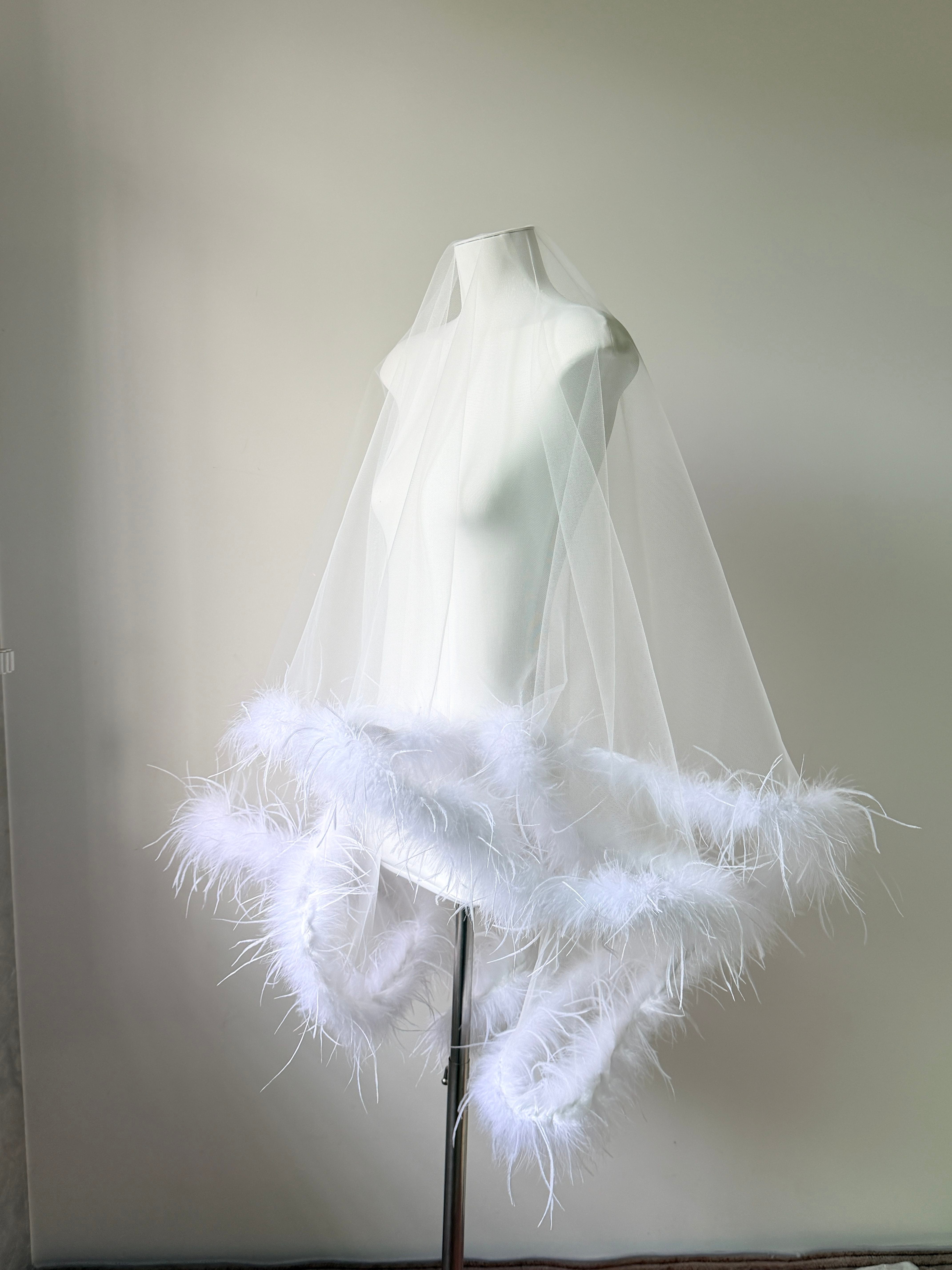 Luxury Faux Feather Drop Wedding Veil - Old Hollywood Glamour Single-Tier Over-the-Head Bridal Veil, Romantic Plush Plume Edge Bonnet Veil  LUNA-X355