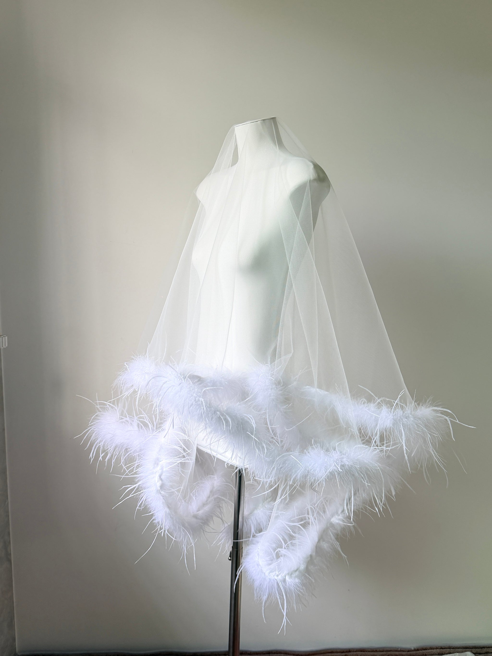 Luxury Faux Feather Drop Wedding Veil - Old Hollywood Glamour Single-Tier Over-the-Head Bridal Veil, Romantic Plush Plume Edge Bonnet Veil  LUNA-X355
