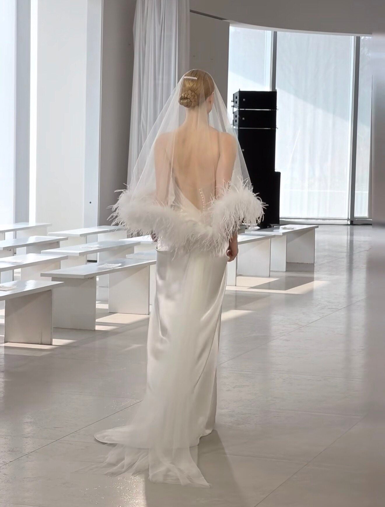 Luxury Faux Feather Drop Wedding Veil - Old Hollywood Glamour Single-Tier Over-the-Head Bridal Veil, Romantic Plush Plume Edge Bonnet Veil  LUNA-X355
