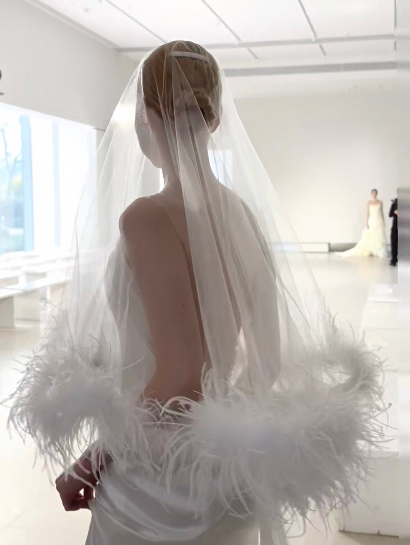 Luxury Faux Feather Drop Wedding Veil - Old Hollywood Glamour Single-Tier Over-the-Head Bridal Veil, Romantic Plush Plume Edge Bonnet Veil  LUNA-X355