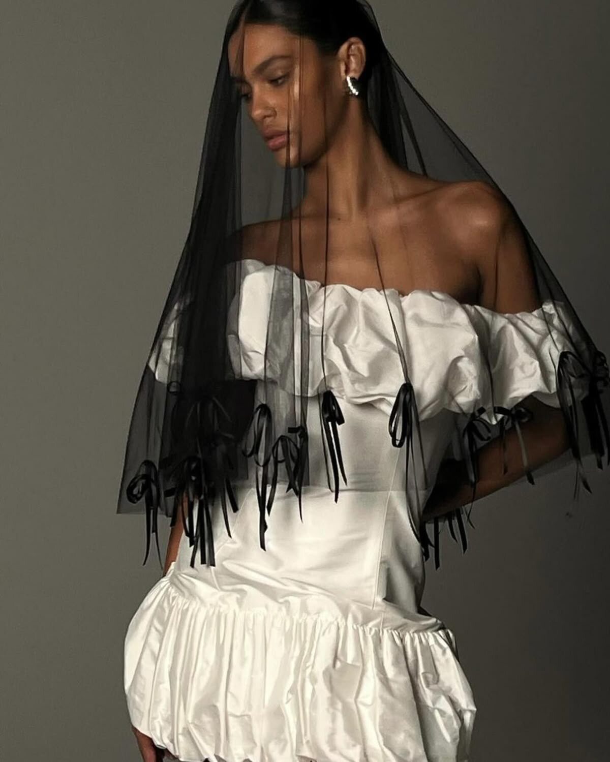 Avant-Garde Black Ribbon Bow Wedding Veil - Gothic Romance Single-Tier Drop Veil, Whimsical Satin Bow Edge Over-the-Head Anti-Bride Veil  LUNA-X358