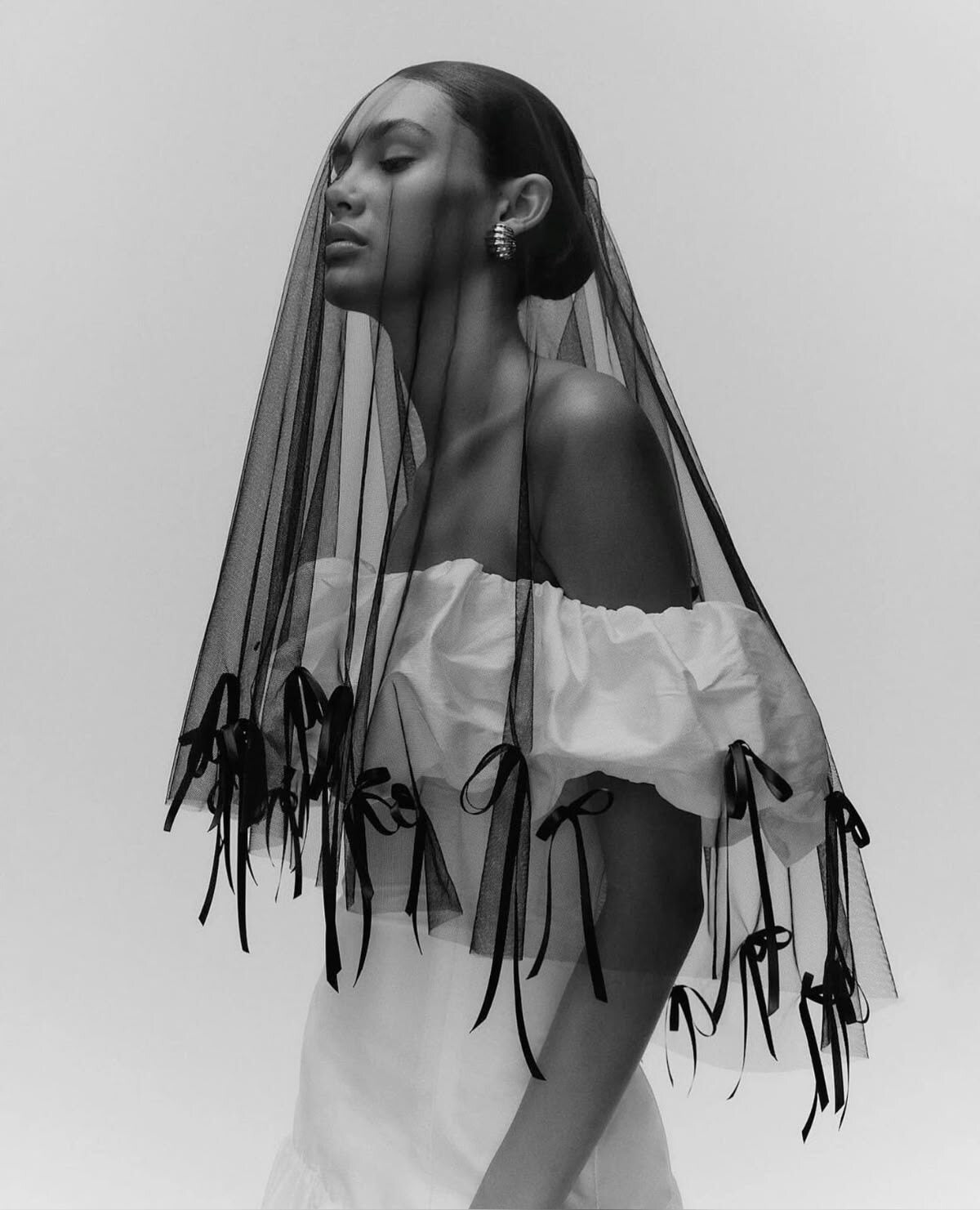 Avant-Garde Black Ribbon Bow Wedding Veil - Gothic Romance Single-Tier Drop Veil, Whimsical Satin Bow Edge Over-the-Head Anti-Bride Veil  LUNA-X358