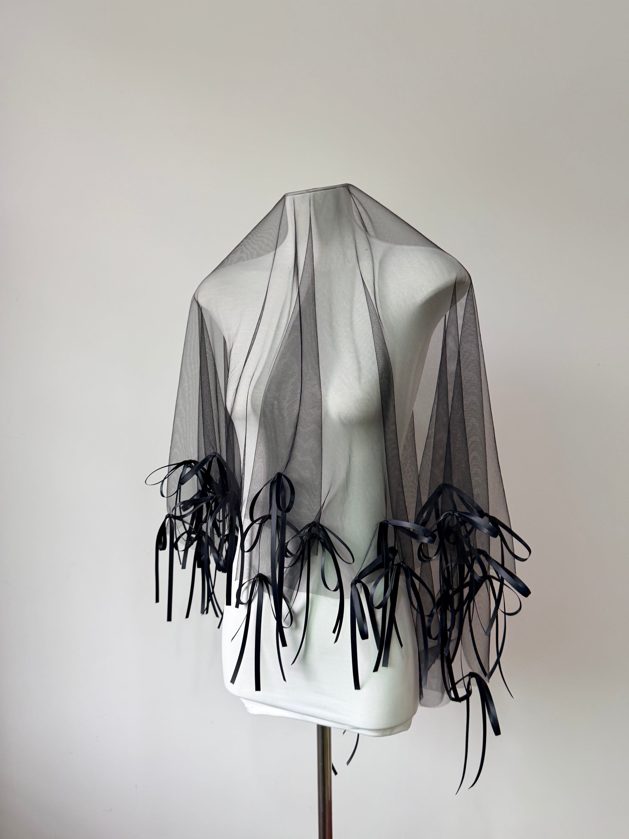 Avant-Garde Black Ribbon Bow Wedding Veil - Gothic Romance Single-Tier Drop Veil, Whimsical Satin Bow Edge Over-the-Head Anti-Bride Veil  LUNA-X358
