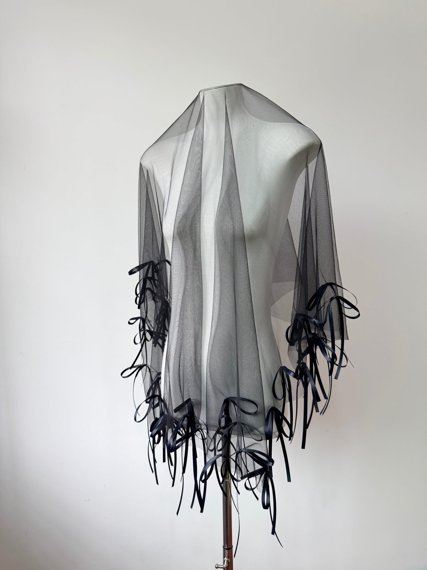 Avant-Garde Black Ribbon Bow Wedding Veil - Gothic Romance Single-Tier Drop Veil, Whimsical Satin Bow Edge Over-the-Head Anti-Bride Veil  LUNA-X358