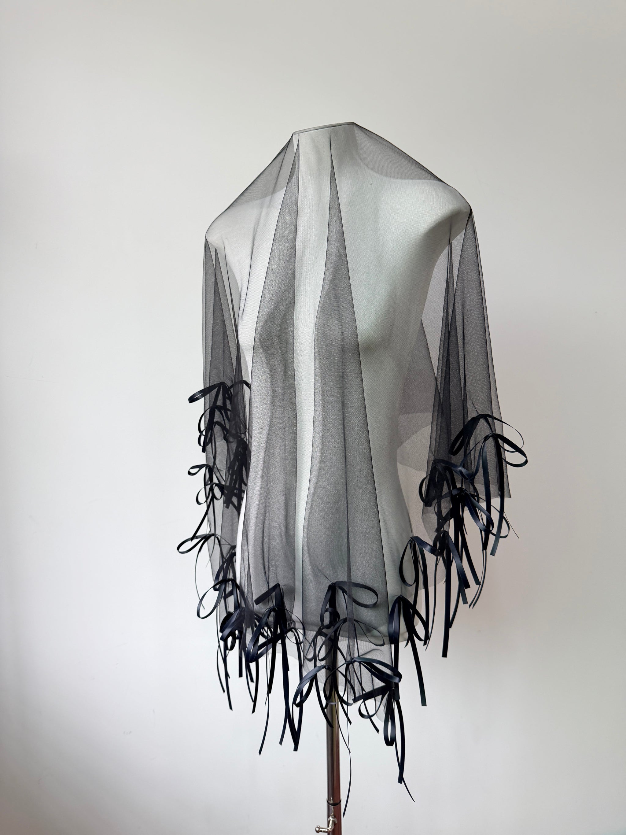 Avant-Garde Black Ribbon Bow Wedding Veil - Gothic Romance Single-Tier Drop Veil, Whimsical Satin Bow Edge Over-the-Head Anti-Bride Veil  LUNA-X358