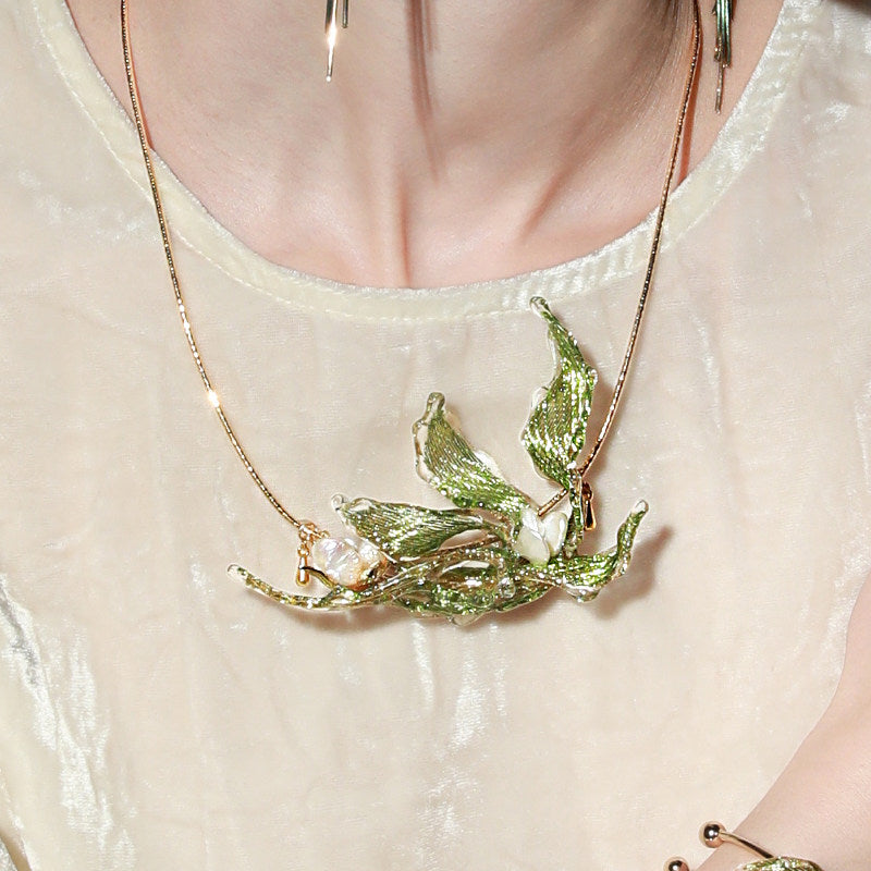 Avant-Garde Hand-Woven Metallic Leaf Necklace - Deconstructed Tender Green Botanical Choker with Clear Melting Ice Border LUNA-X394