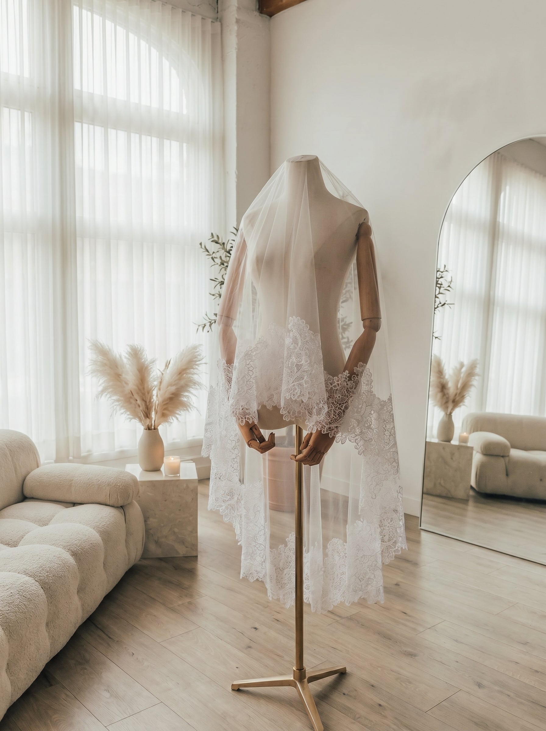 90s Vintage Aesthetic Fingertip Drop Veil - 1.m x 1.m Single Layer Soft Tulle Veil, Comb-Free Anti-Bride Short Wedding Veil  LUNA-X52