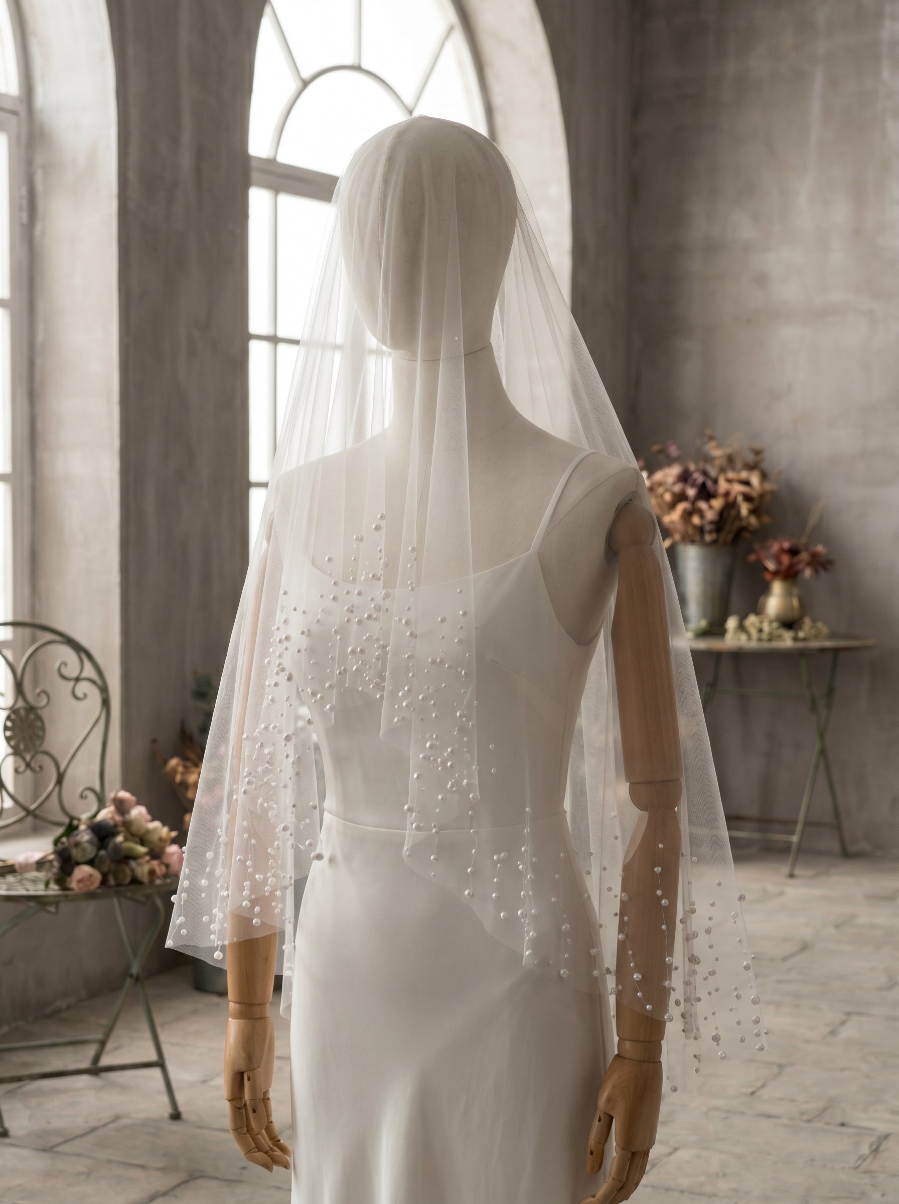 Elegant 1.m Fingertip Wedding Veil - Soft Romantic Tulle with Exquisite Floral Lace Border, No Comb for Styling Freedom LUNA-X04