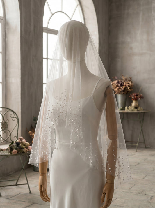 Elegant 1.5m Fingertip Wedding Veil - Soft Romantic Tulle with Exquisite Floral Lace Border, No Comb for Styling Freedom LUNA-X04